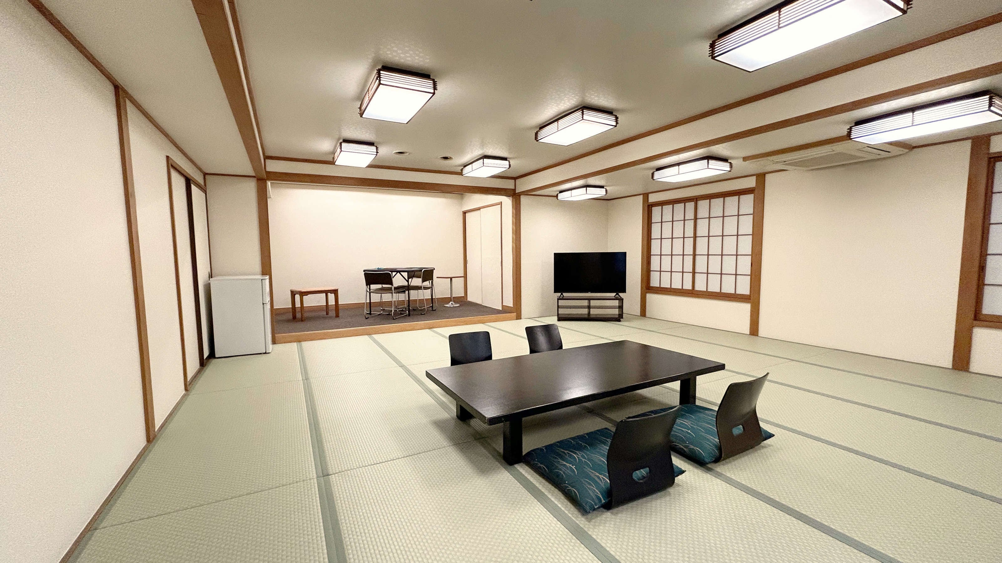 [Mahjong included] Large Japanese-style room (no view, outdoor bath)