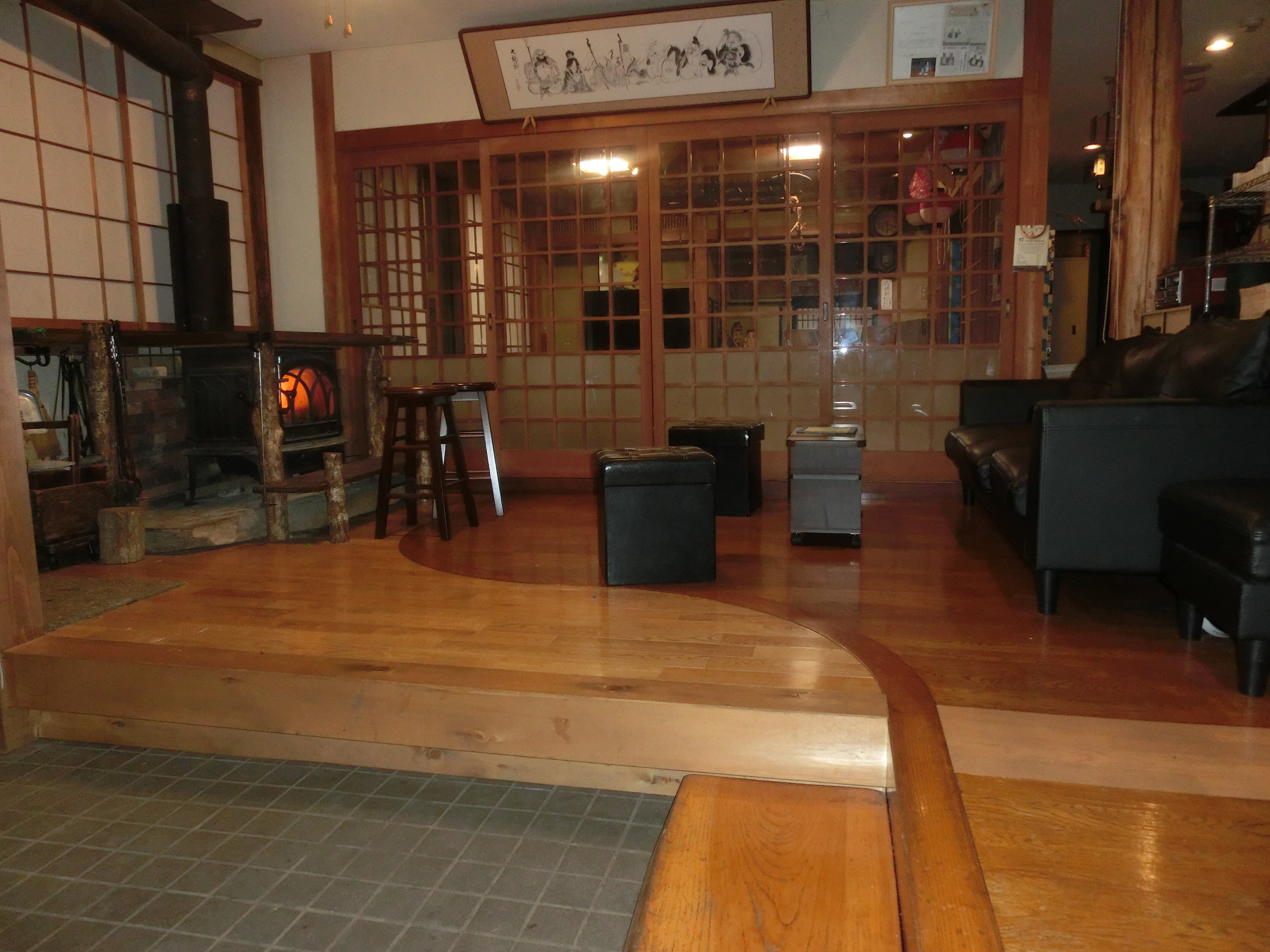 大厅里，柴炉里火光闪烁