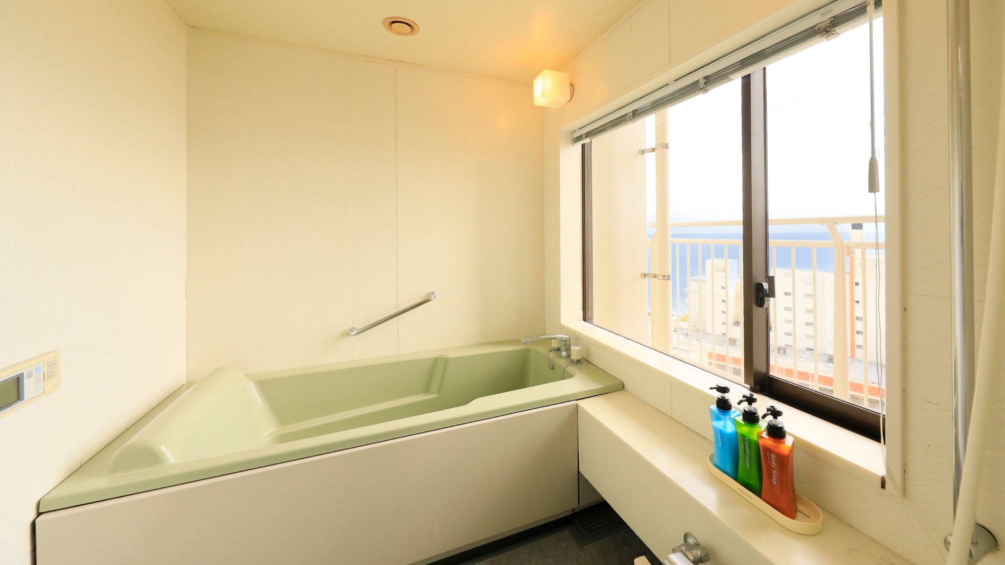 The bathroom and toilet are separate so you can enjoy a relaxing bath time.