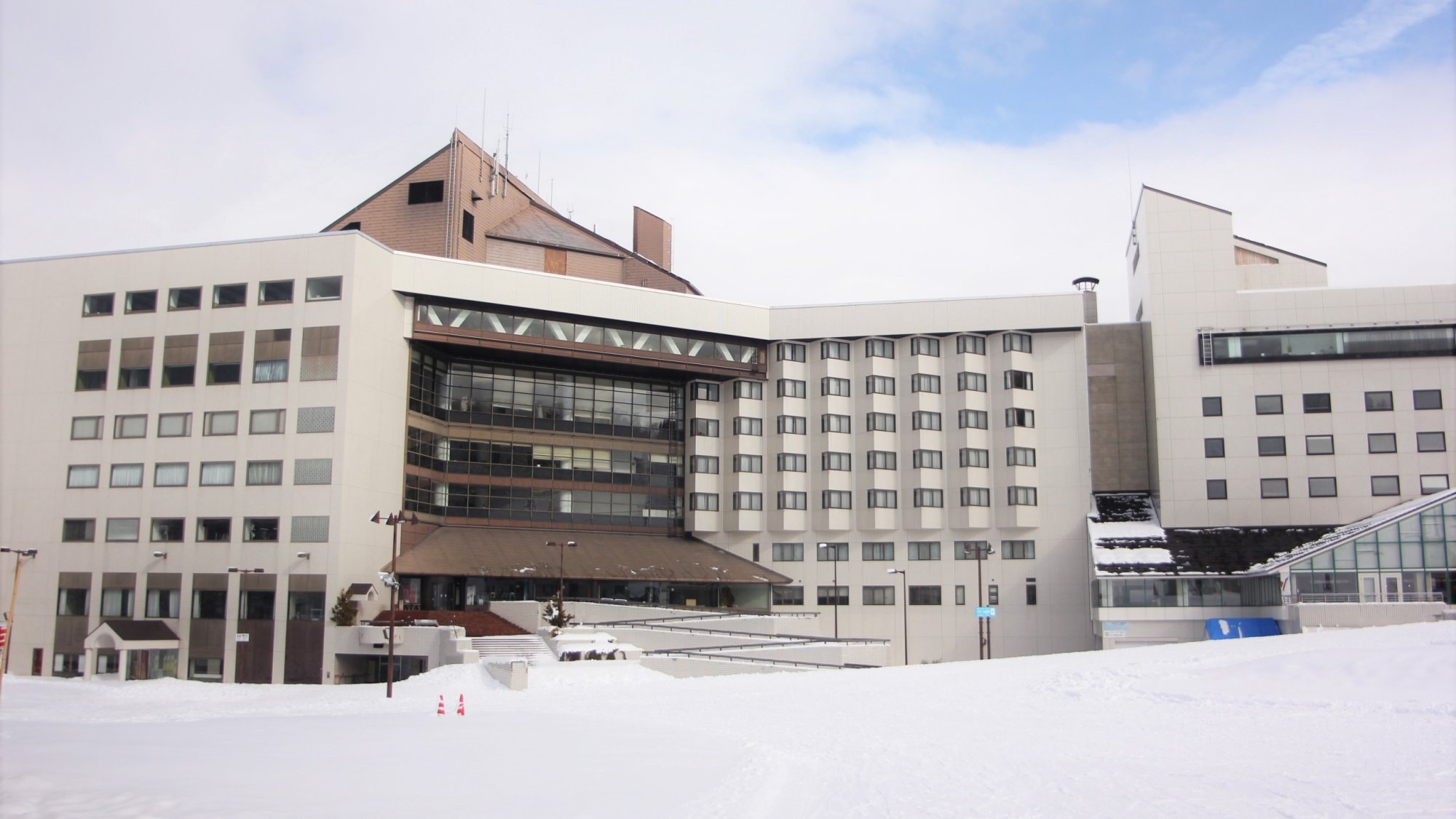 [ภายนอก <ฤดูหนาว>] โรงแรมเชื่อมต่อโดยตรงกับลานสกี! คุณสามารถเดินถึงสกีรีสอร์ทได้ภายใน 0 นาที