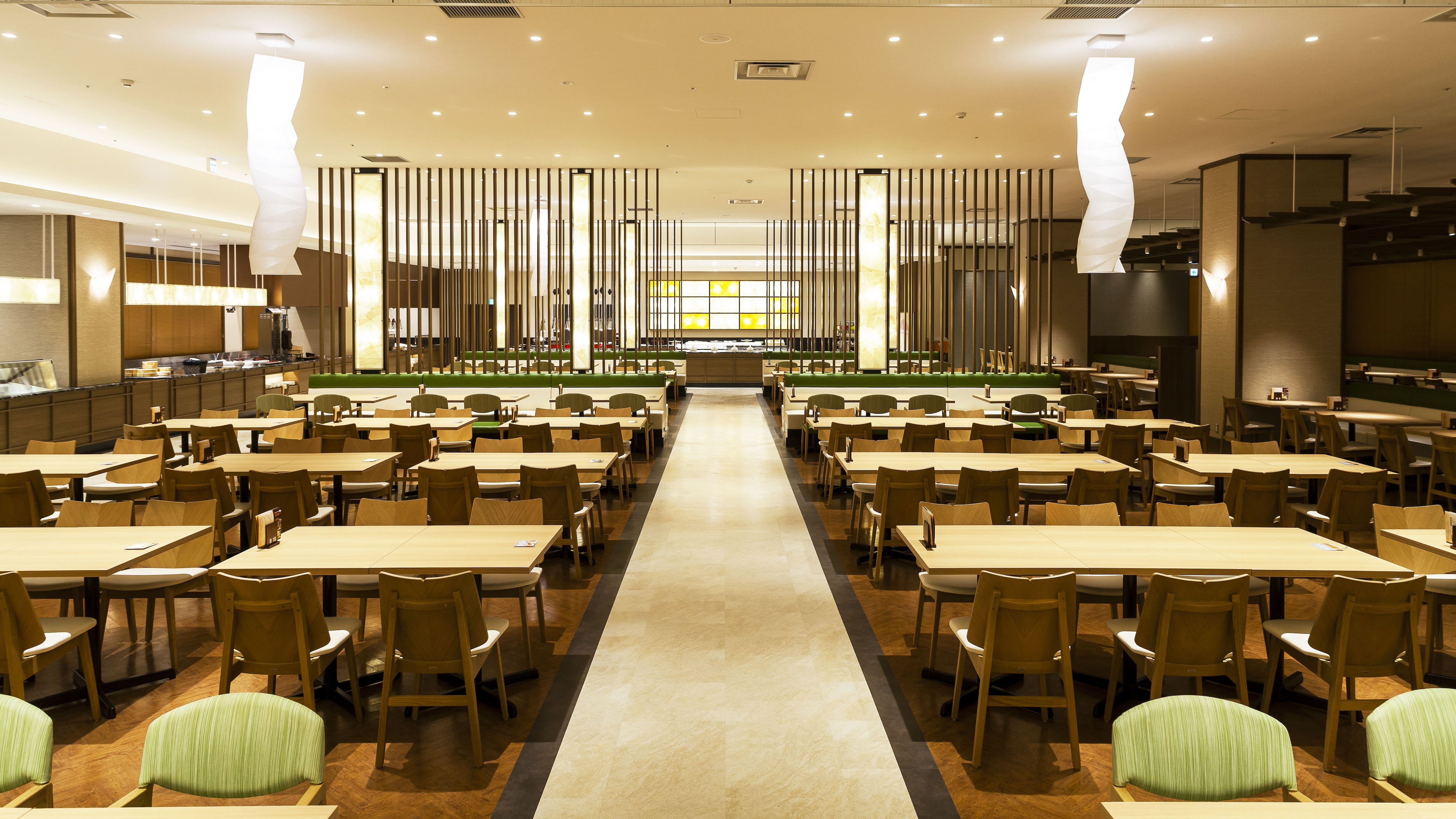 라이브감 넘치는 분위기와 계절별 스페셜 메뉴가 인기 【뷔페 다이닝～원시림～】