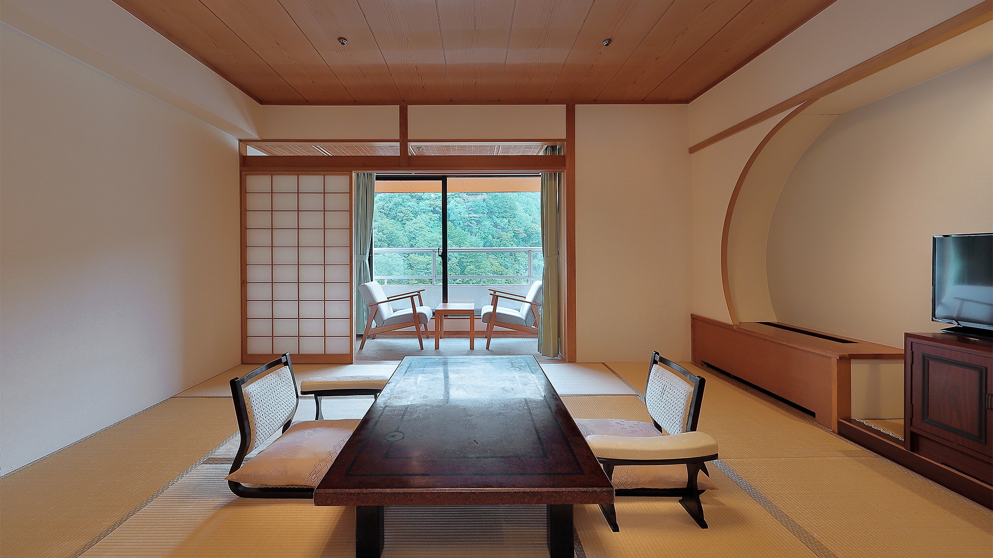 [Japanese-style room] Top floor, family room with bath
