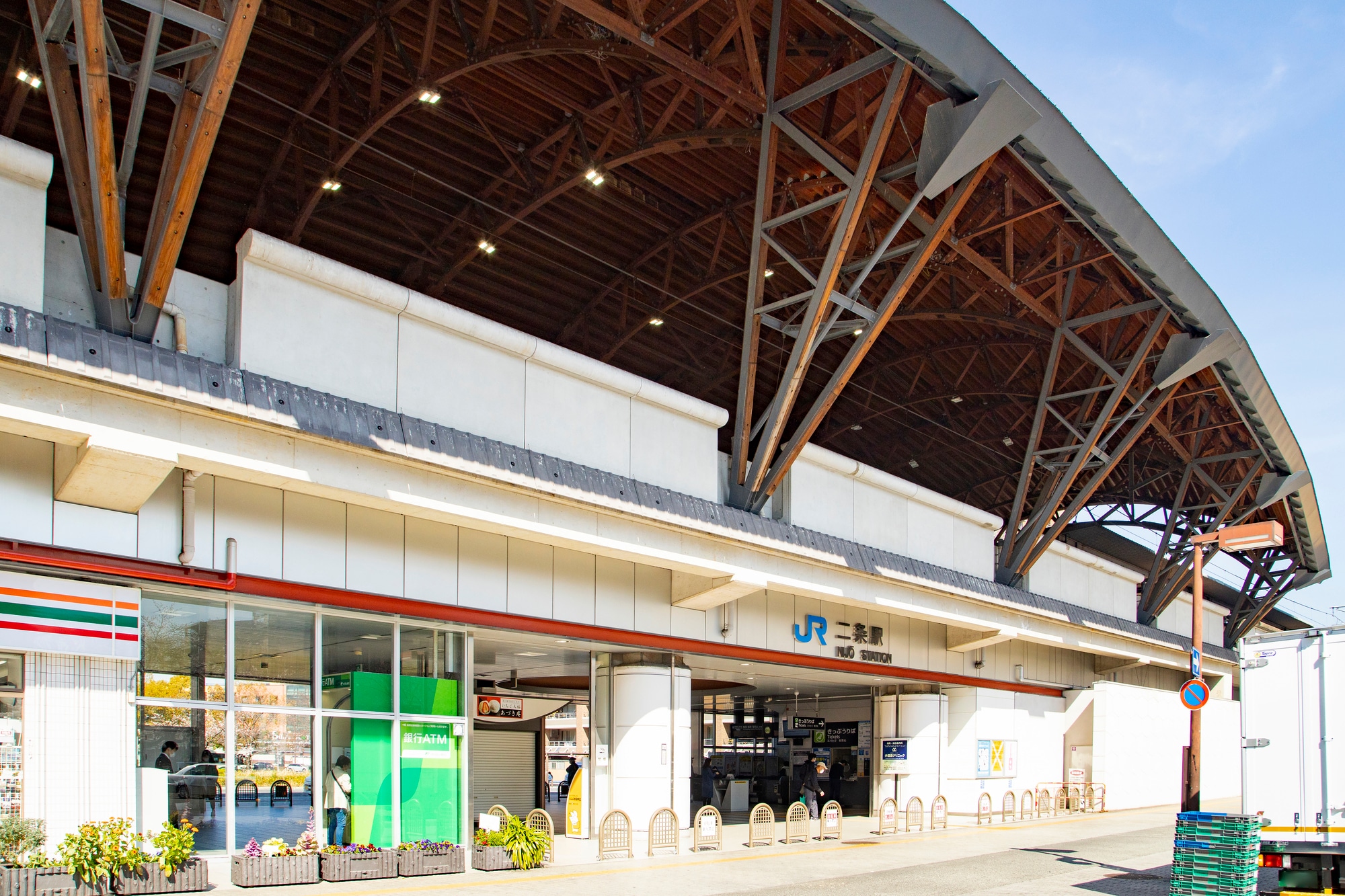 交通便利，距離二條站步行僅 2 分鐘