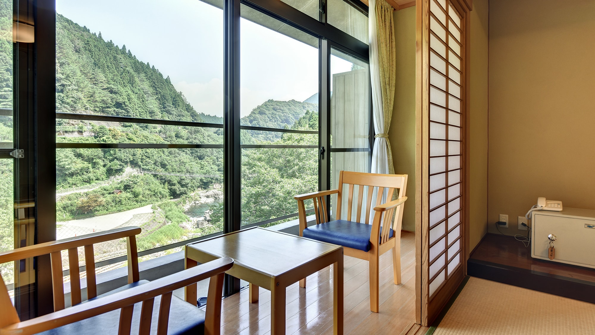 *12 tatami Japanese-style room. You can see the river from the window.