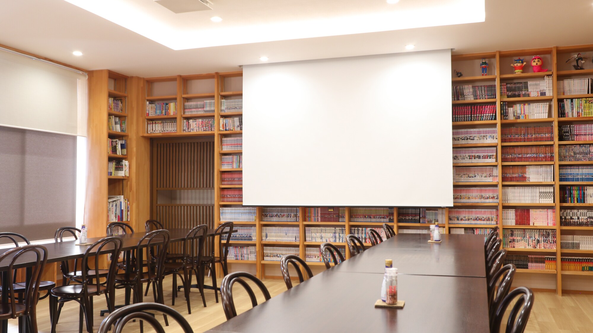 [มีโปรเจ็กเตอร์และจอฉายให้ใช้งาน]