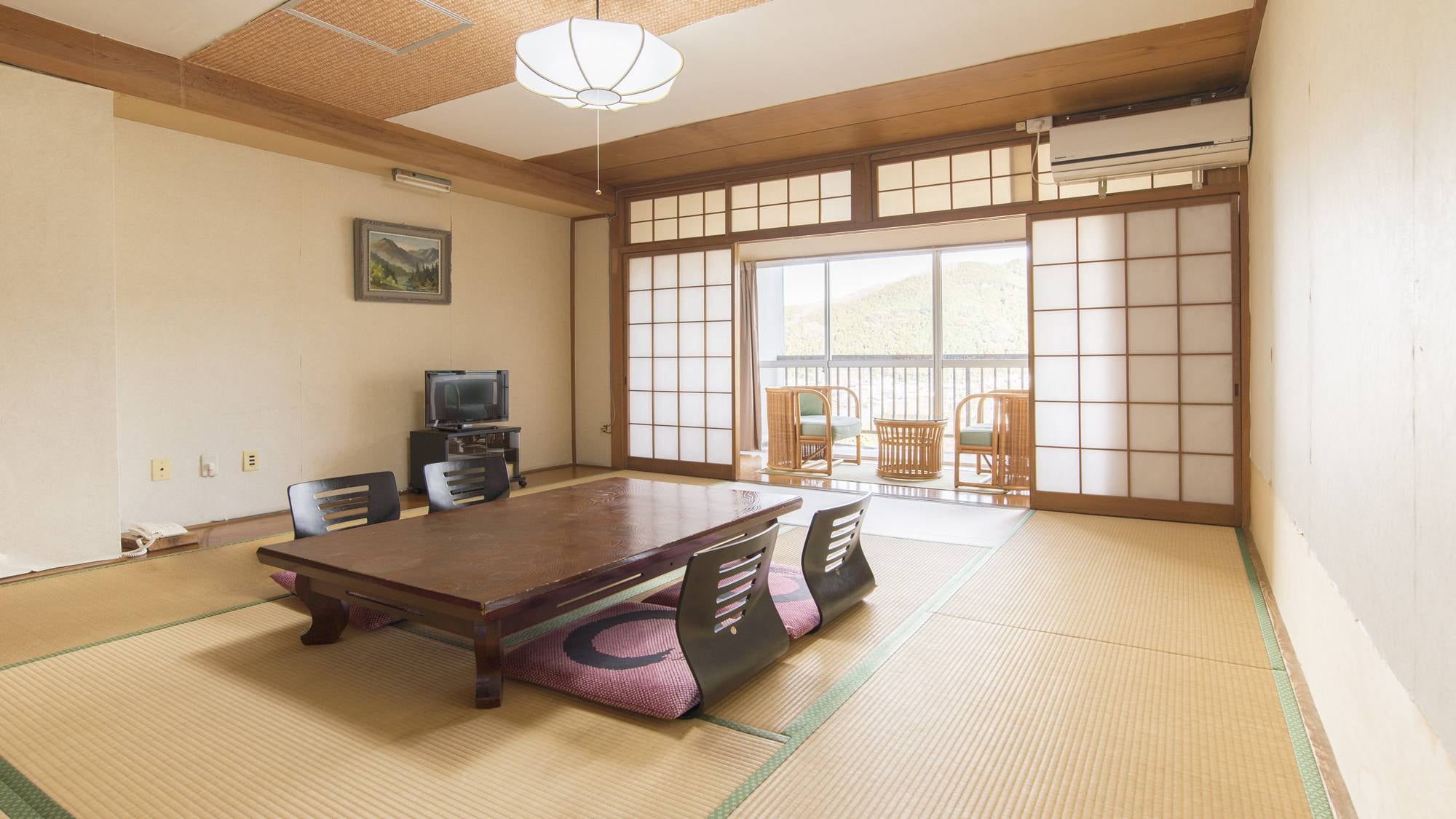 *[Room (Japanese-style room, 10 tatami mats)] The room is just the right size for a family to stay.