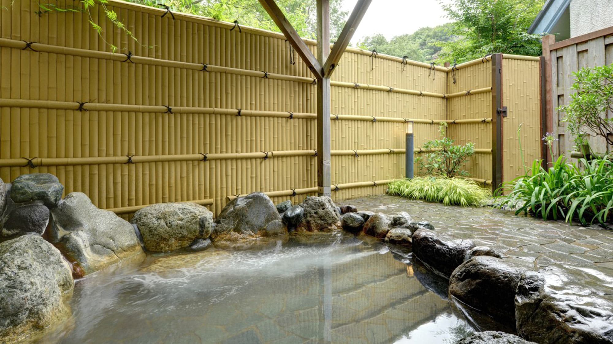 * Open-air bath / A natural hot spring open-air bath that you can relax in can be reserved for private use.