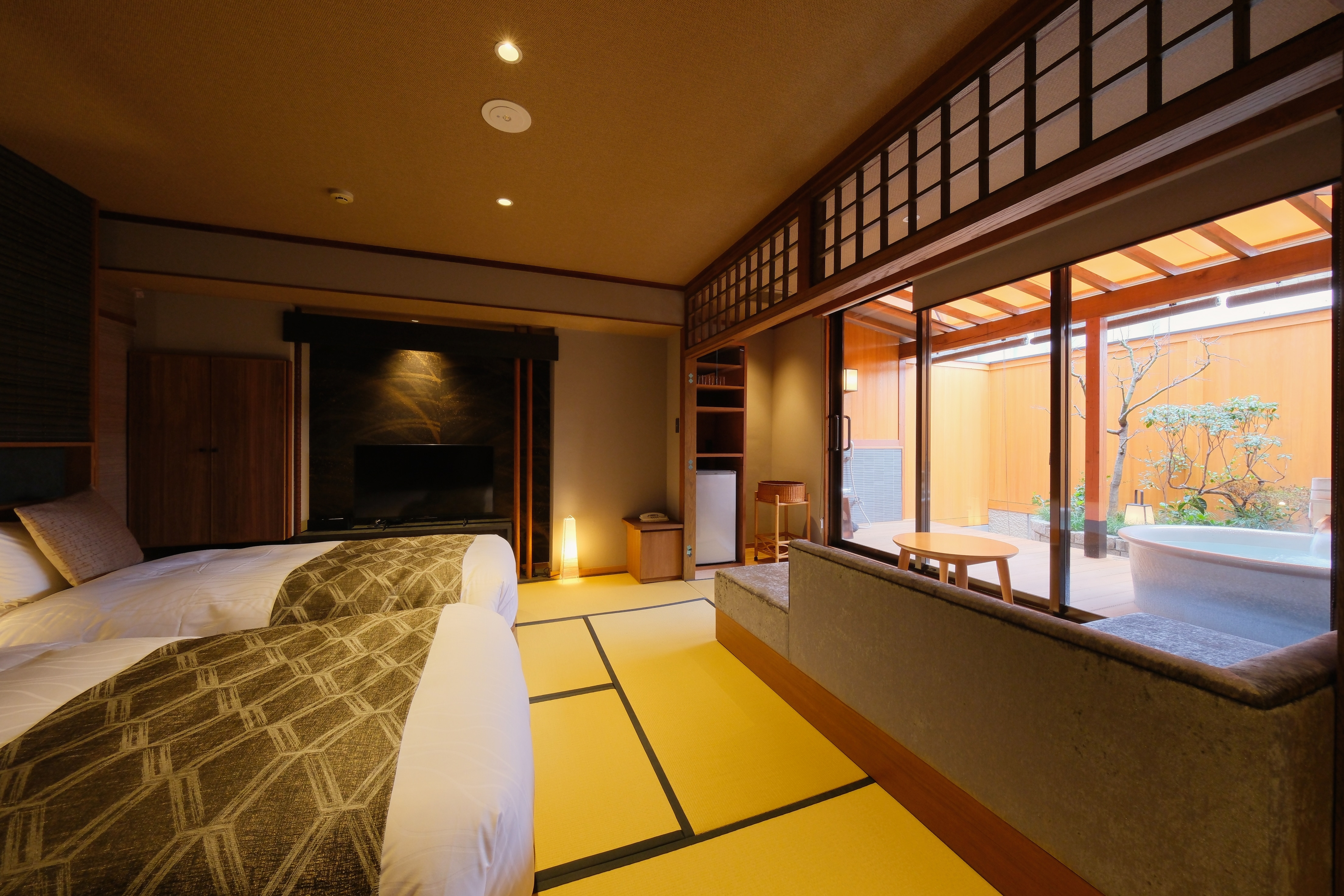 [Rooms with open-air baths in the annex]