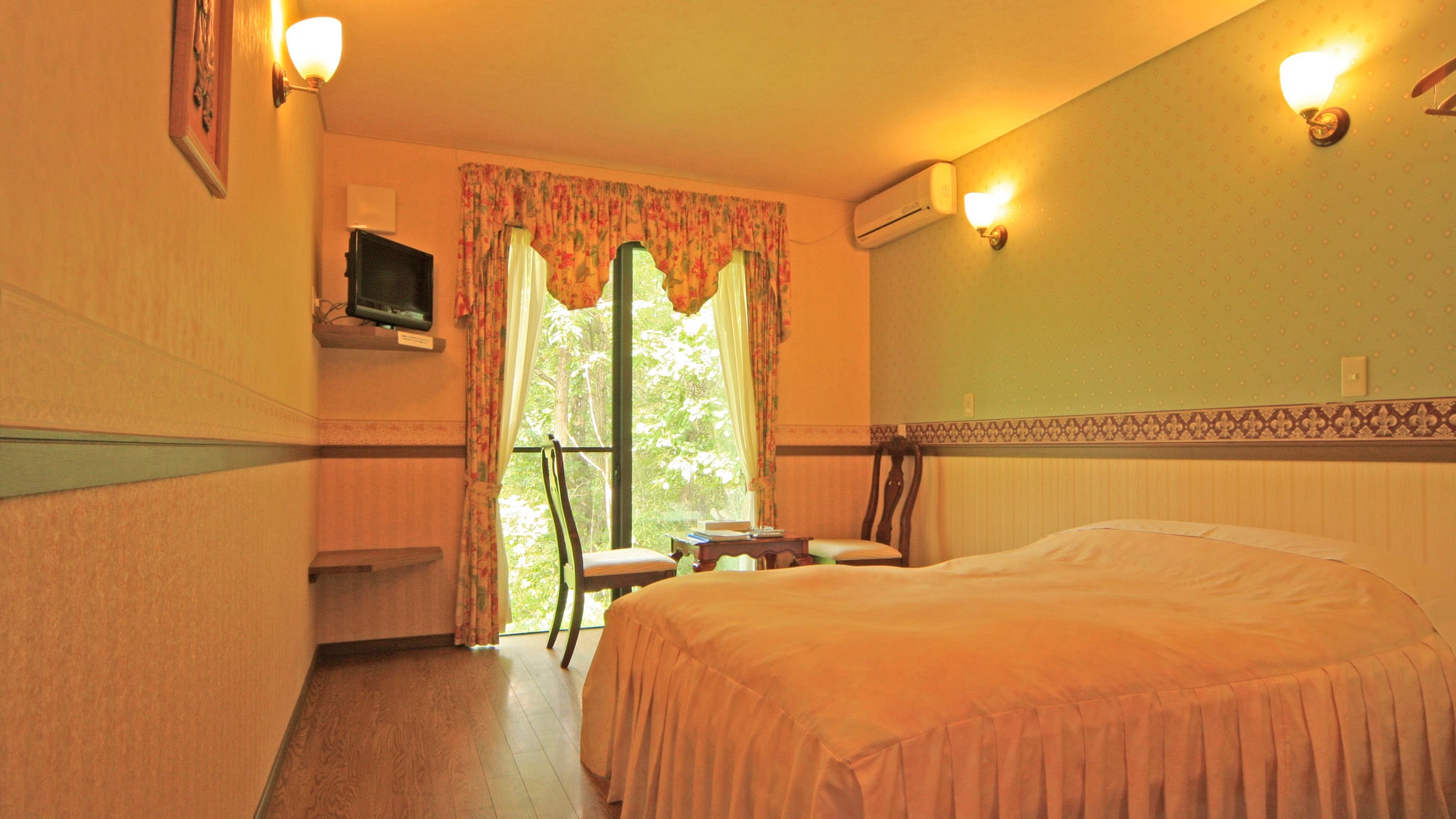 This room is suitable for couples or married couples.