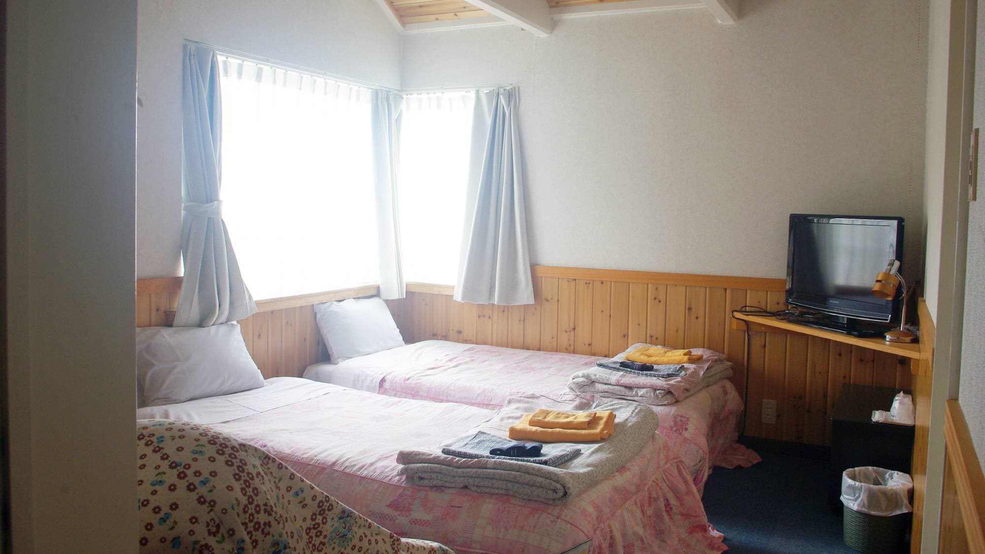 ・ [Example of guest room] Western-style room in the main building (with bath and toilet)