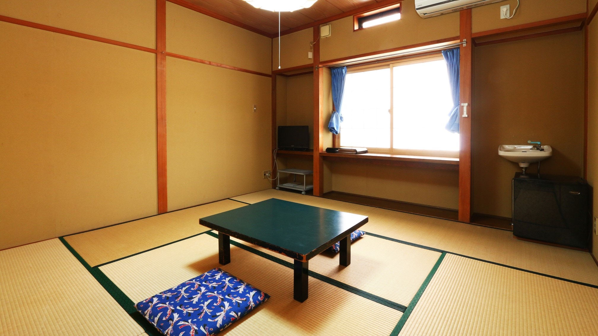 □【Relaxing room】Japanese-style room with 8 tatami mats. We will assign it to you depending on the number of people.