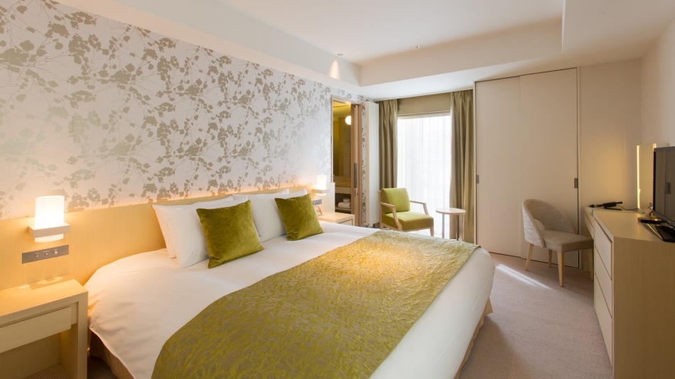 Deluxe Suite Courtyard View Bedroom