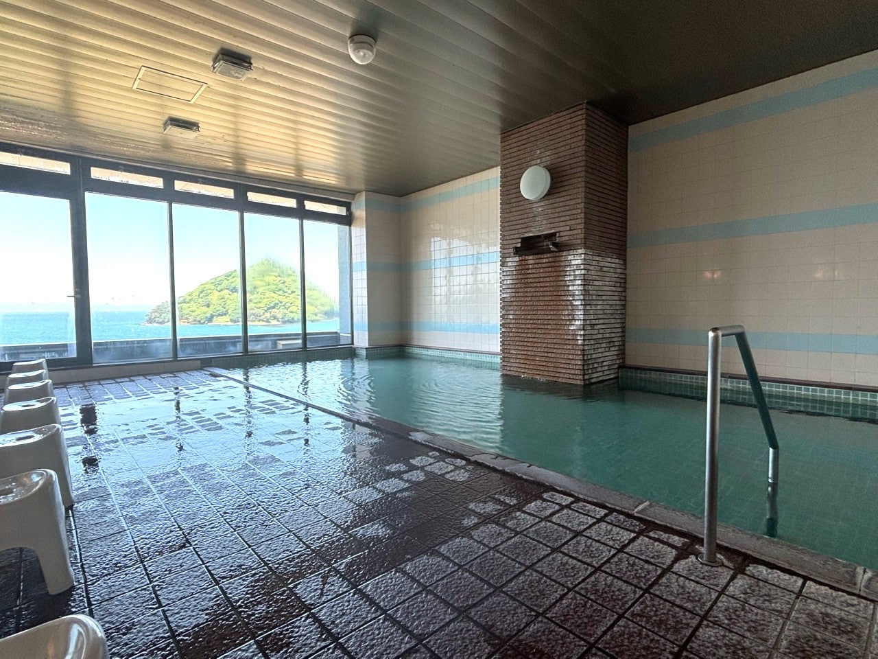Women's large bath with handrails