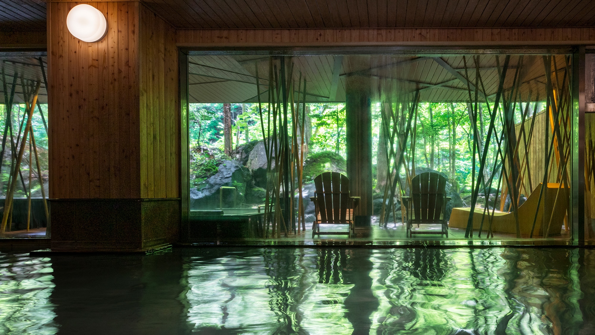[Nature's Bath "Bird's Voice"] You can enjoy the view of nature from the indoor bath.