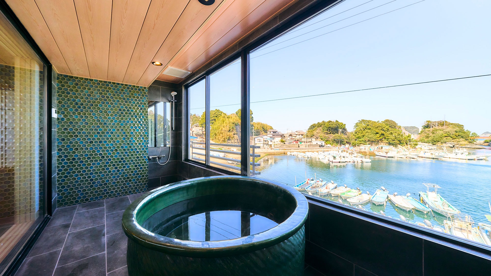 ・[Special Room] From the special room's private observation bath, you can get a close-up view of Ise Bay.