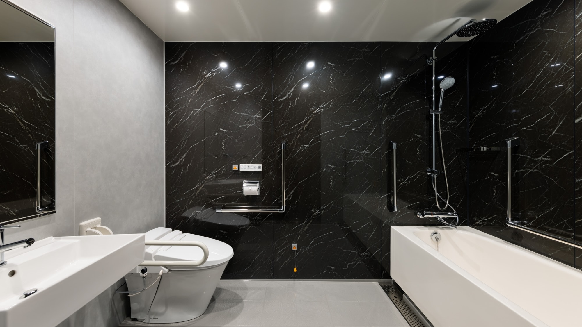 ◆Accessible Twin Room｜The bathroom has no steps and is equipped with handrails.