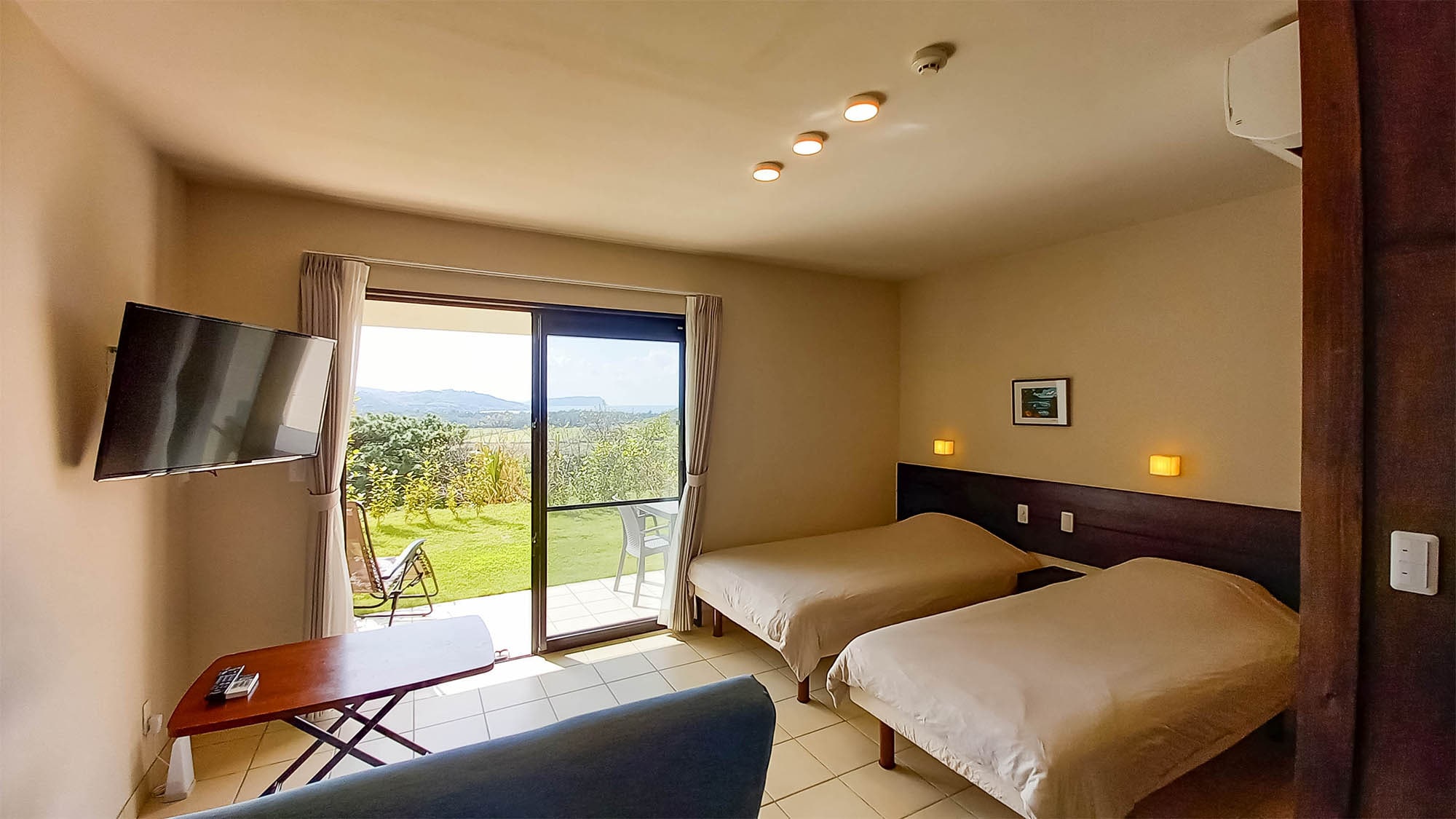 ・ [Guest room] In the evening, you can watch the sunset over the sea from the guest room.