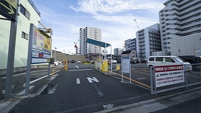 お車でお越しのお客様は、提携駐車場へご案内させていただきます。