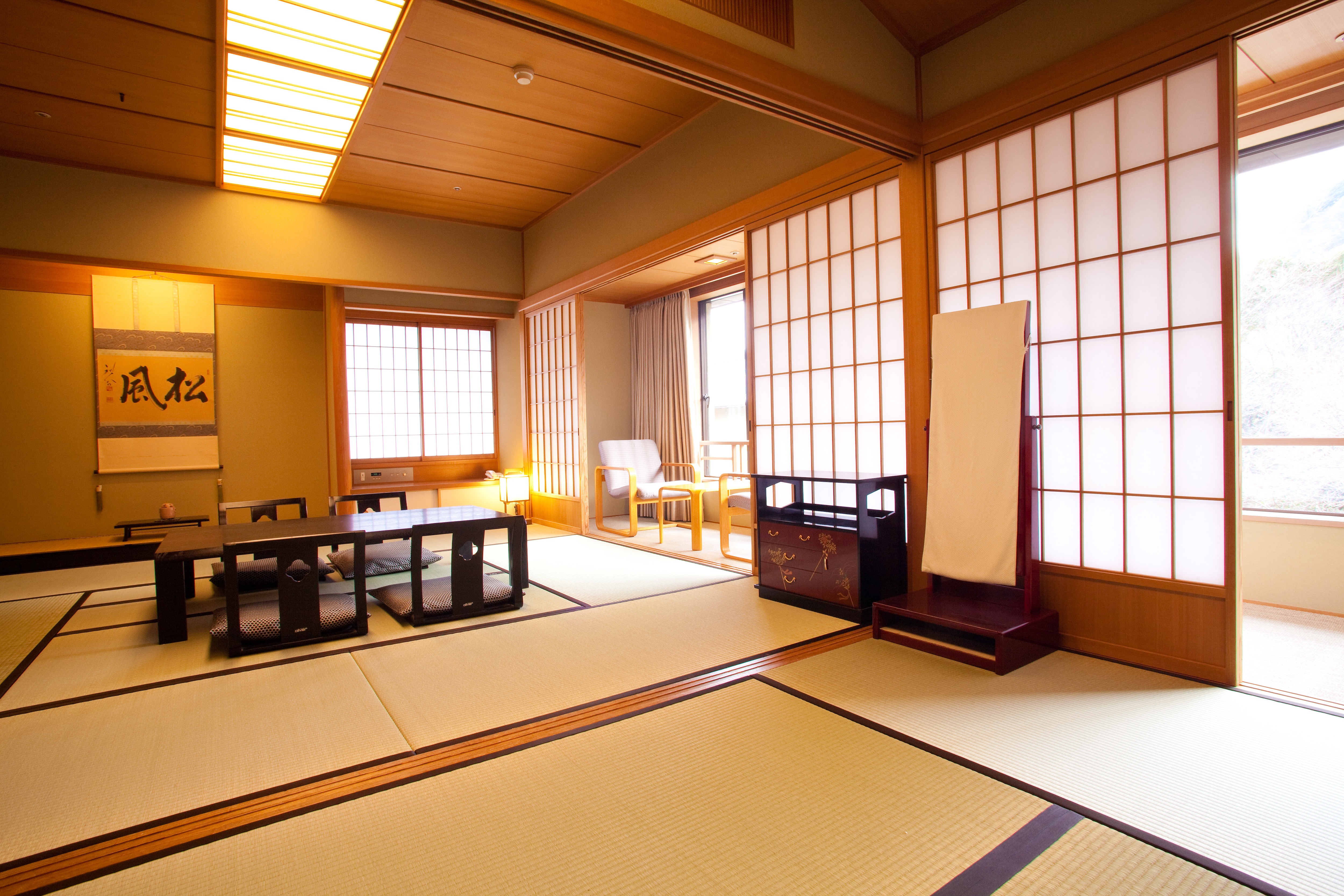 A larger Japanese-style room with 14 tatami mats, 8 tatami mats + 6 tatami mats. It can accommodate up to 7 people.