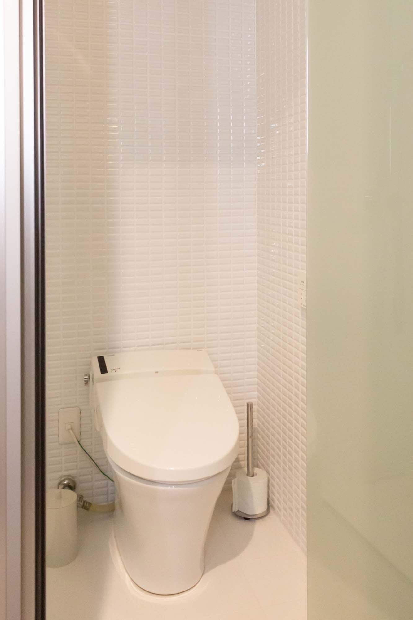In-room toilet (shower booth type)