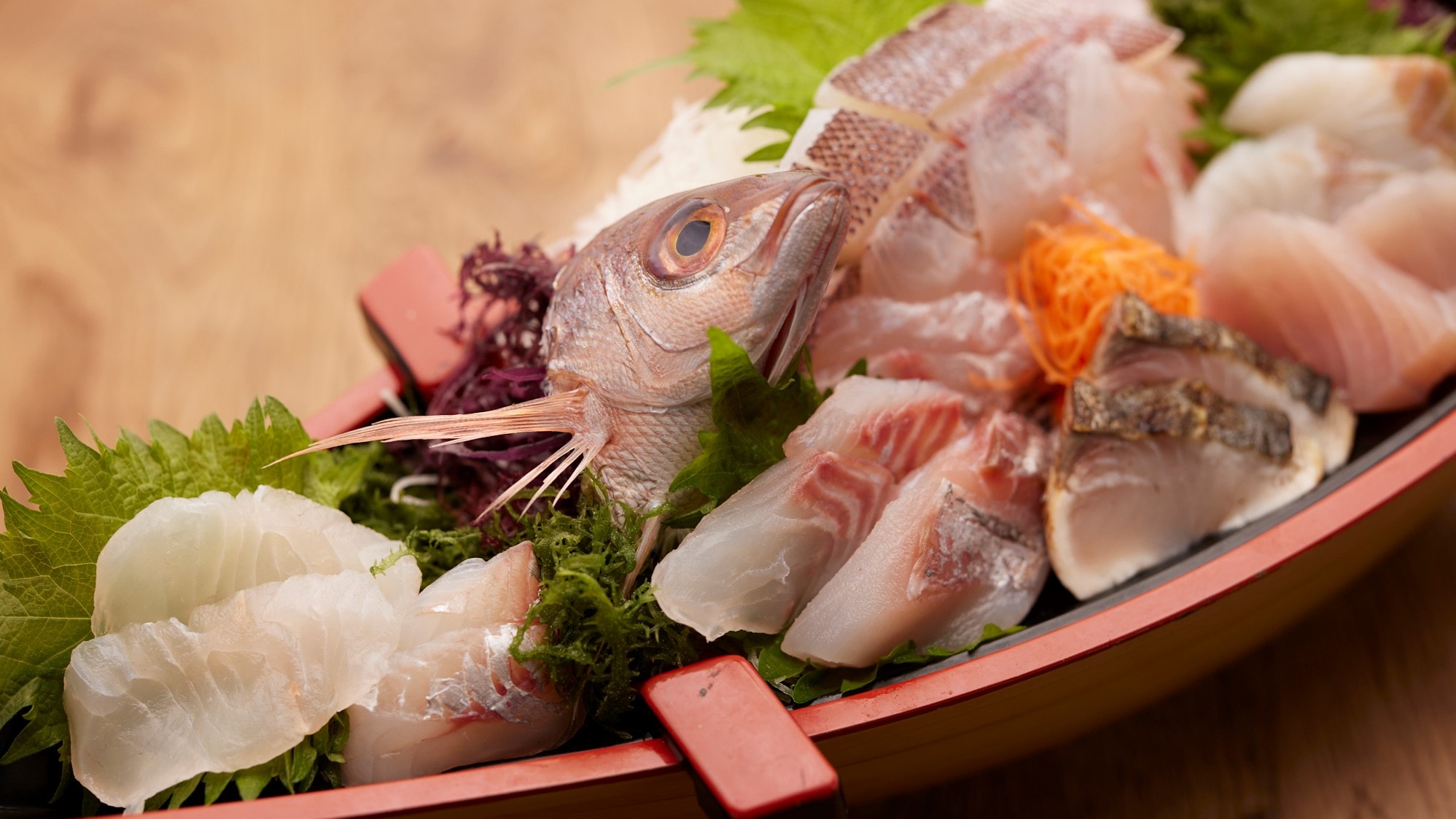 船形生魚片拼盤（例）