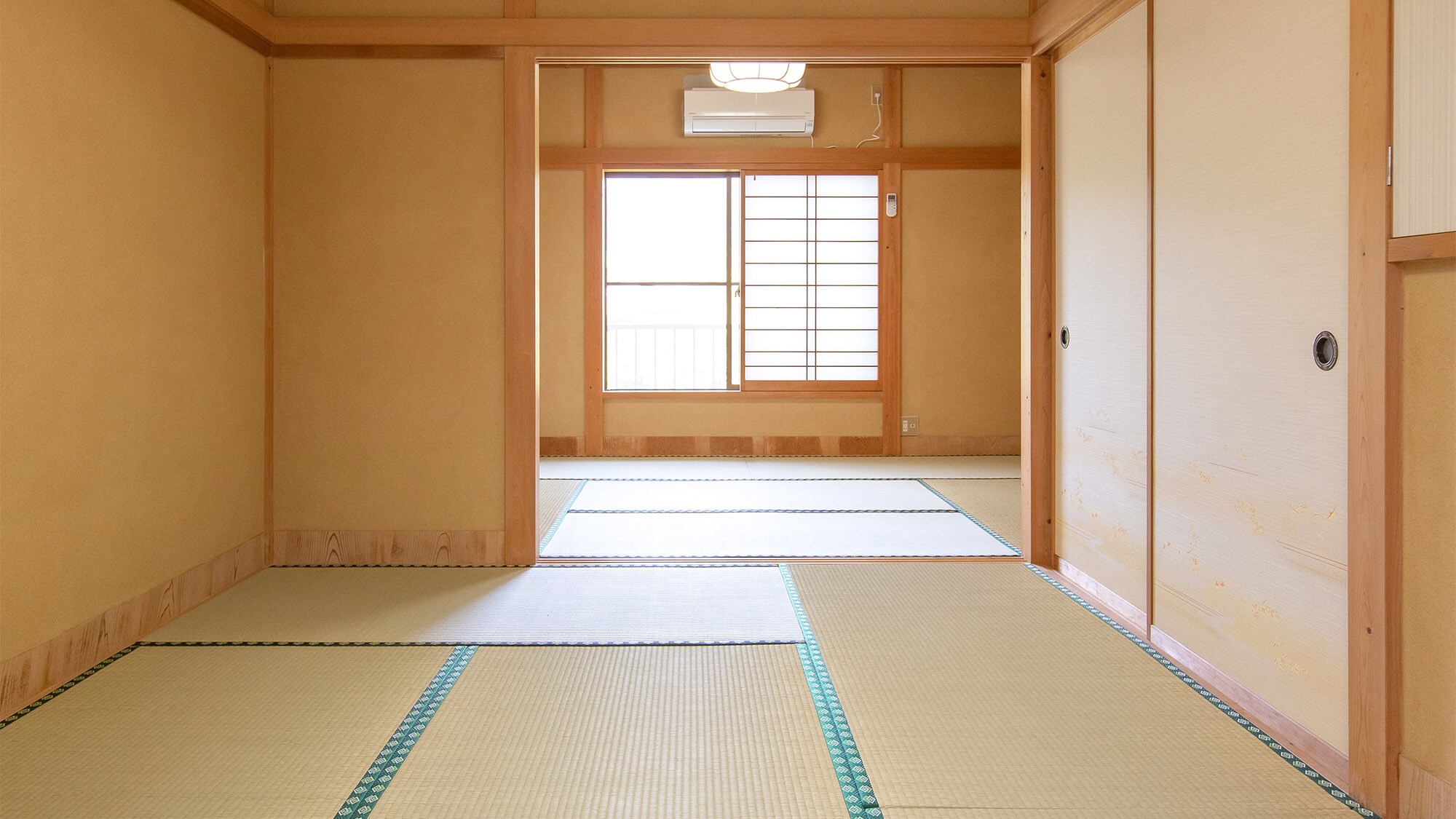 ・[Japanese-style room for 4 people] The spacious Japanese-style room has no steps, so it is safe for families with children.