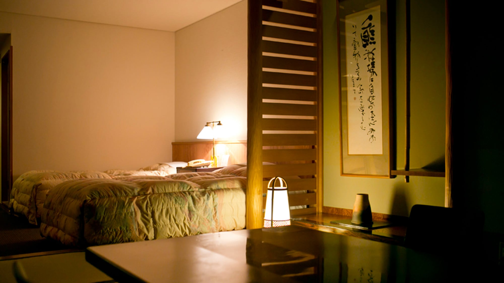 晚上的日式和西式房间