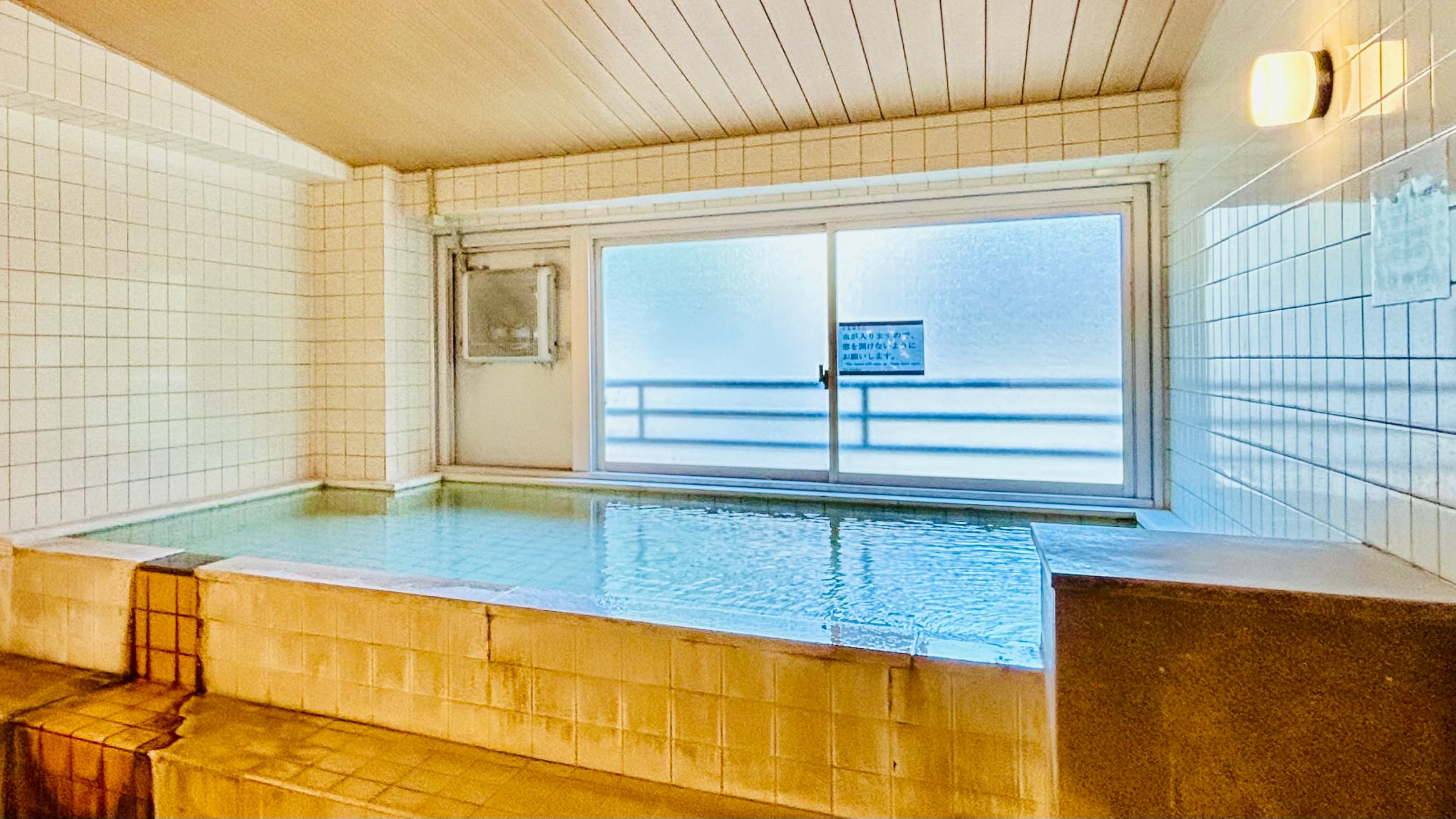 [Indoor bath] Has various benefits, including for neuralgia, muscle pain, joint pain, and poor circulation.