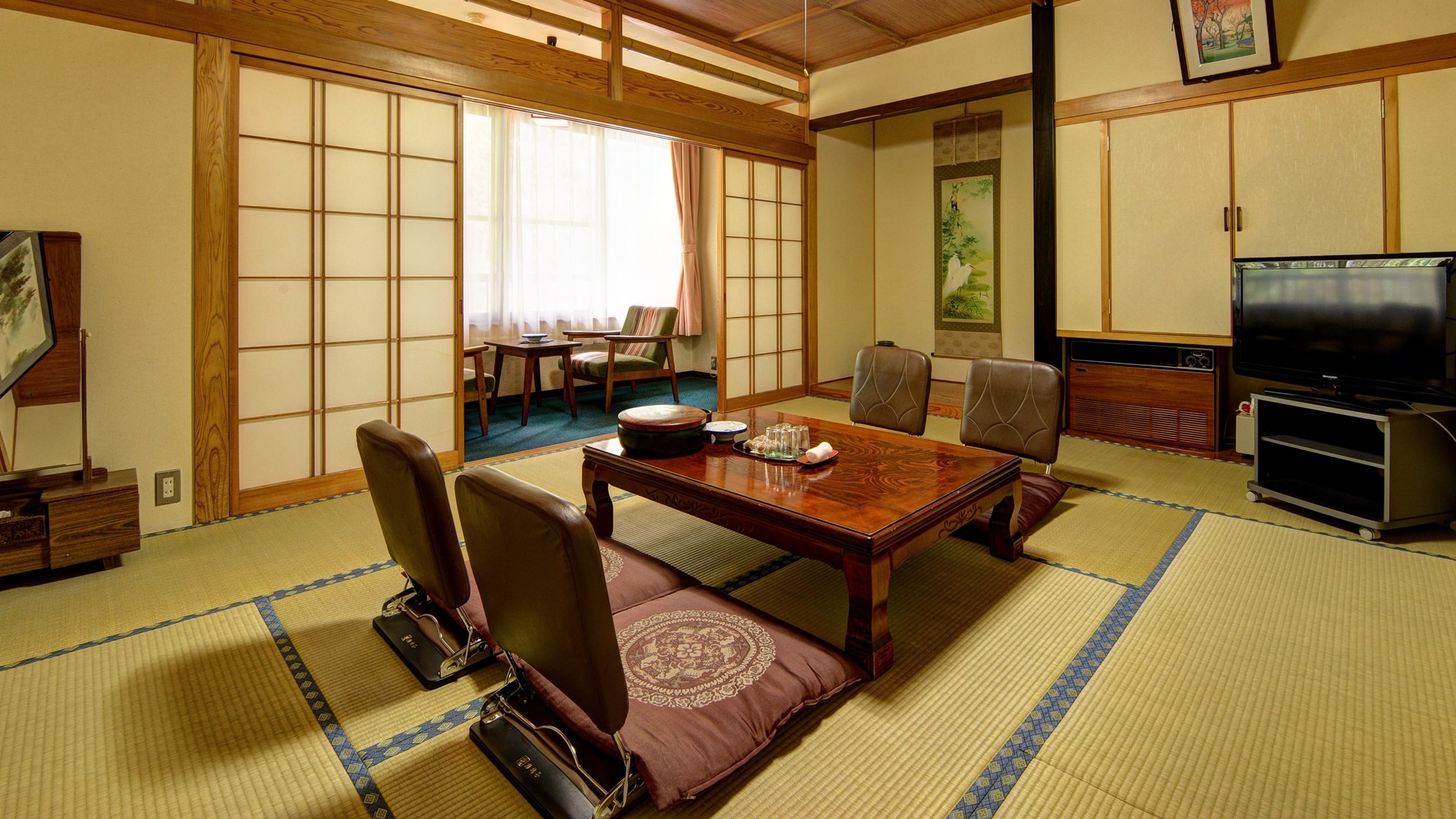 *[Example of guest room (Japanese-style room with 10 tatami mats)] Relax in a spacious tatami room♪