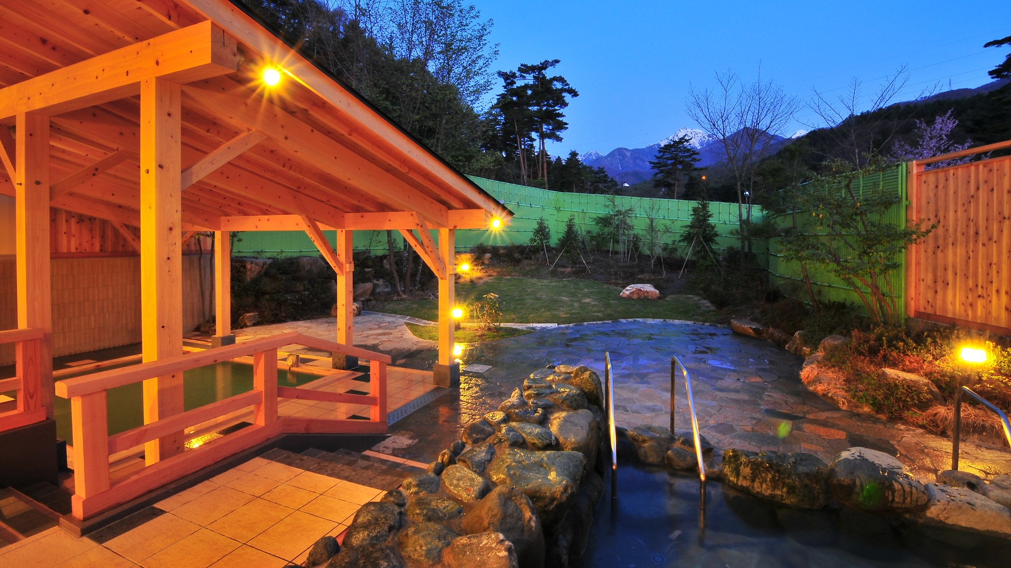 A garden-style open-air bath overlooking Mount Jonen