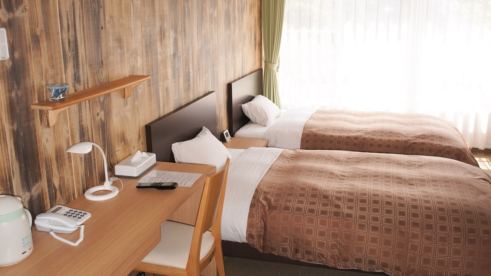 ・[Guest room (201)] Equipped with two 120cm wide beds, this room can accommodate up to two people.