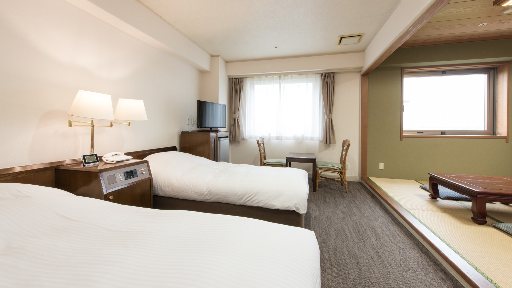 <Japanese-Western style room> Relax on tatami mats and sleep in bed
