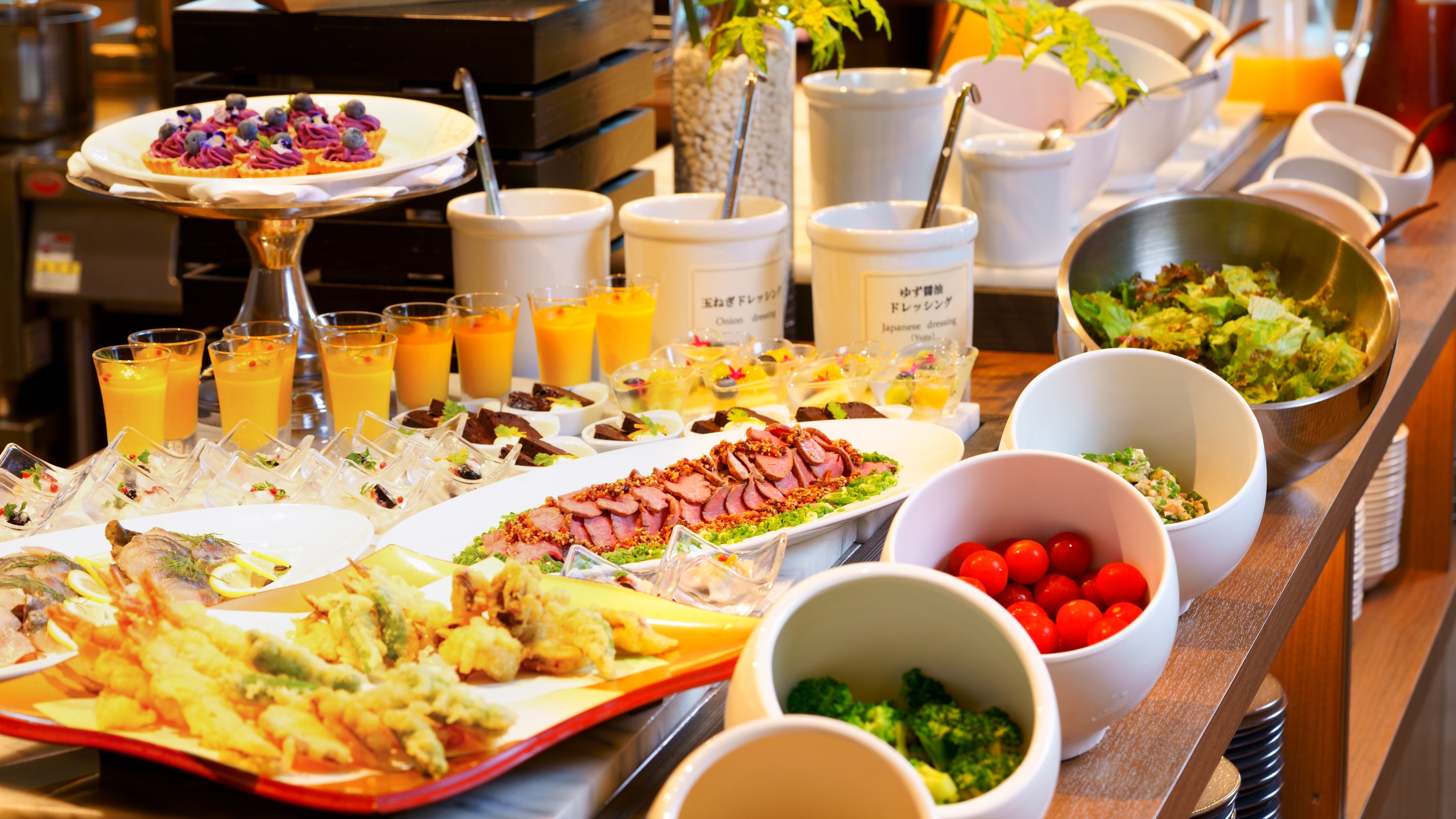 <Dinner> For dinner, in addition to individual menus, we prepare appetizers, salads, desserts, etc. according to the season in a buffet style.