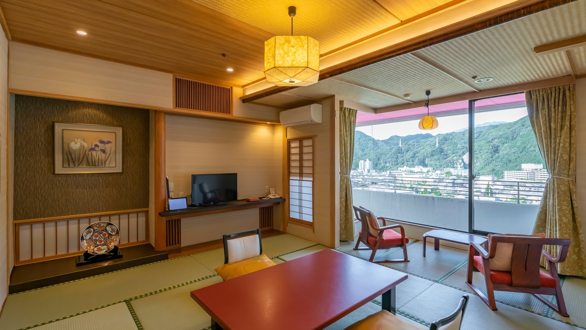 [Main building Japanese-style room] The main room and the next room can be separated by a sliding door.