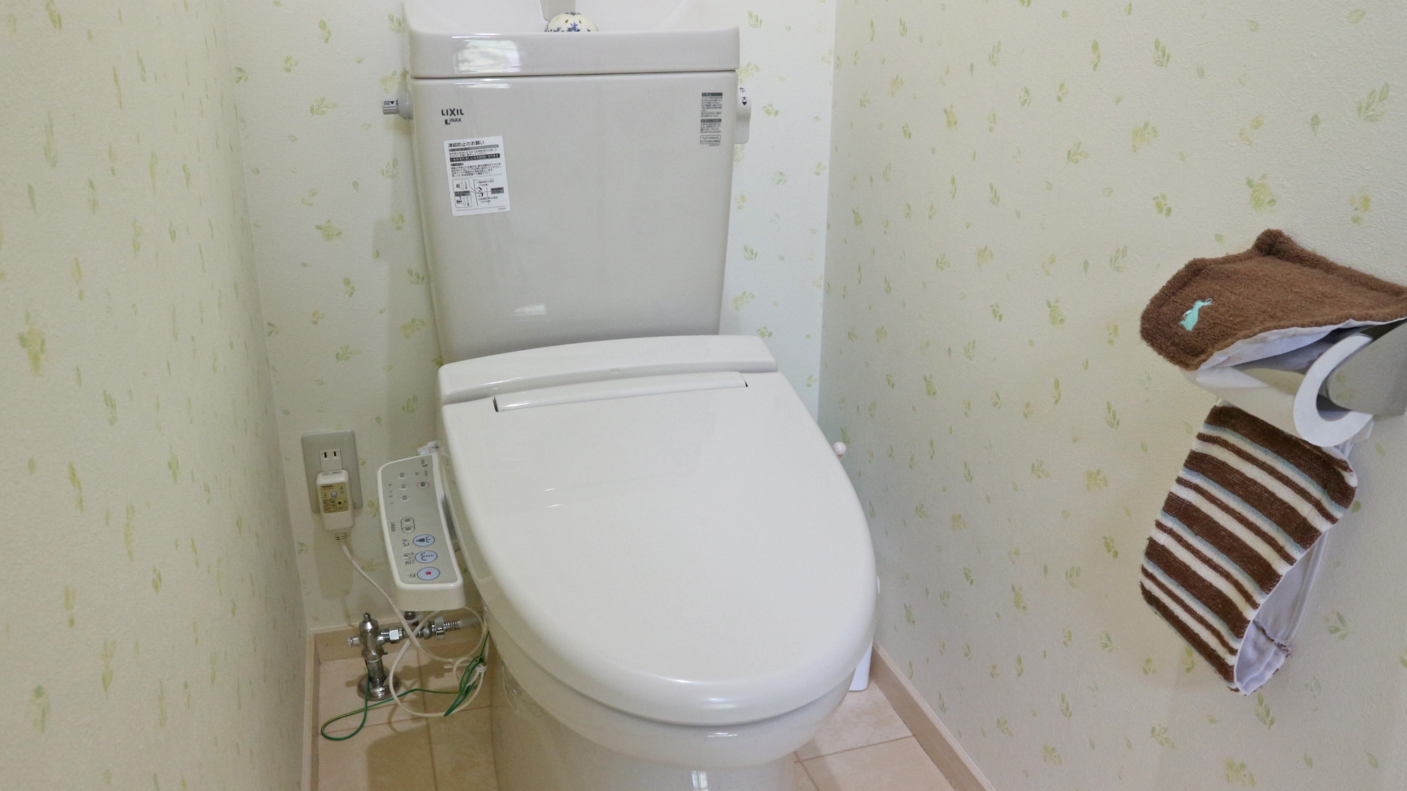 *Rosemary: A Japanese-style room of 7.5 tatami mats (with toilet but no bath). Recommended for families.