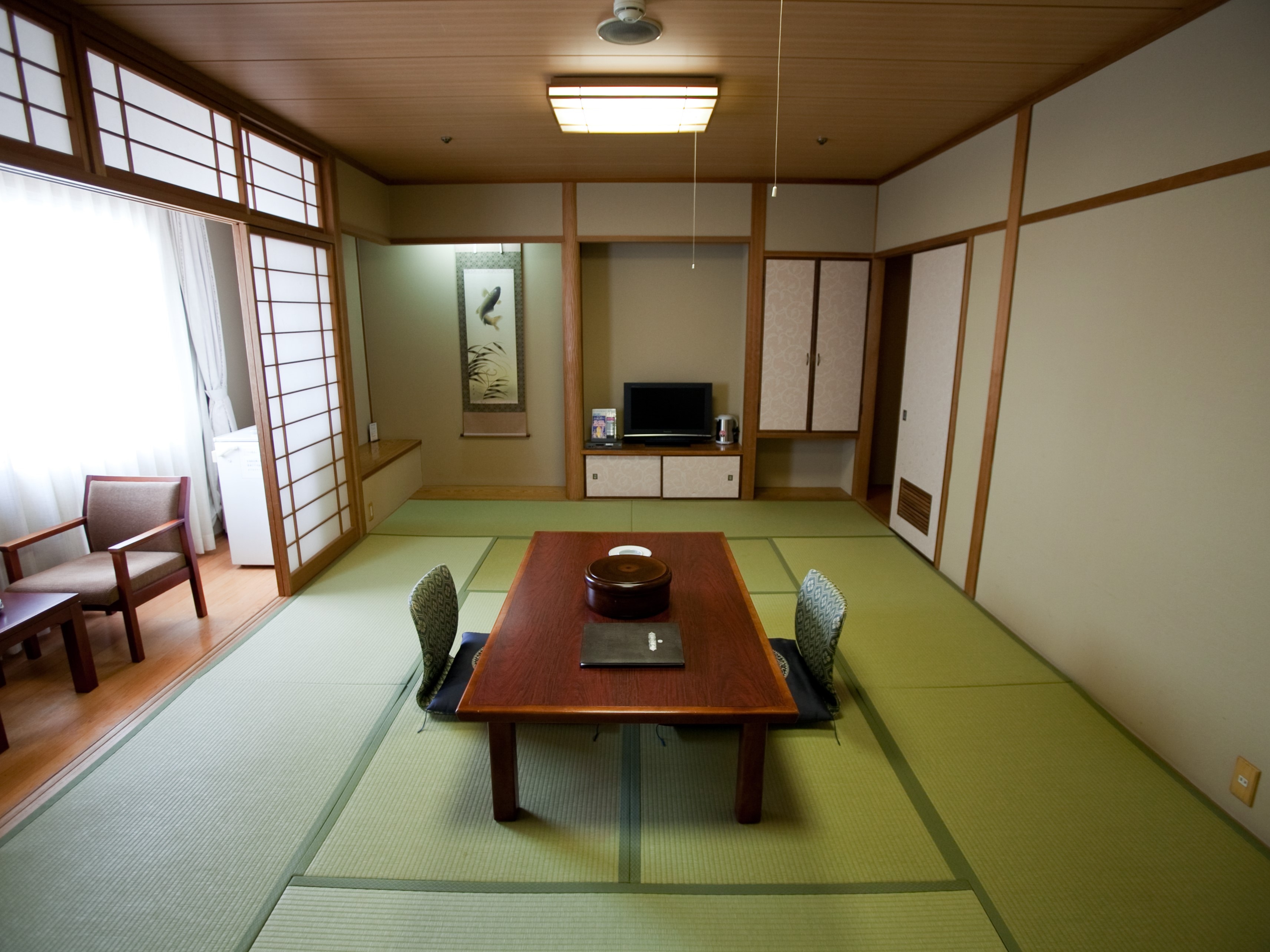 Kamar bergaya Jepang yang luas dan santai