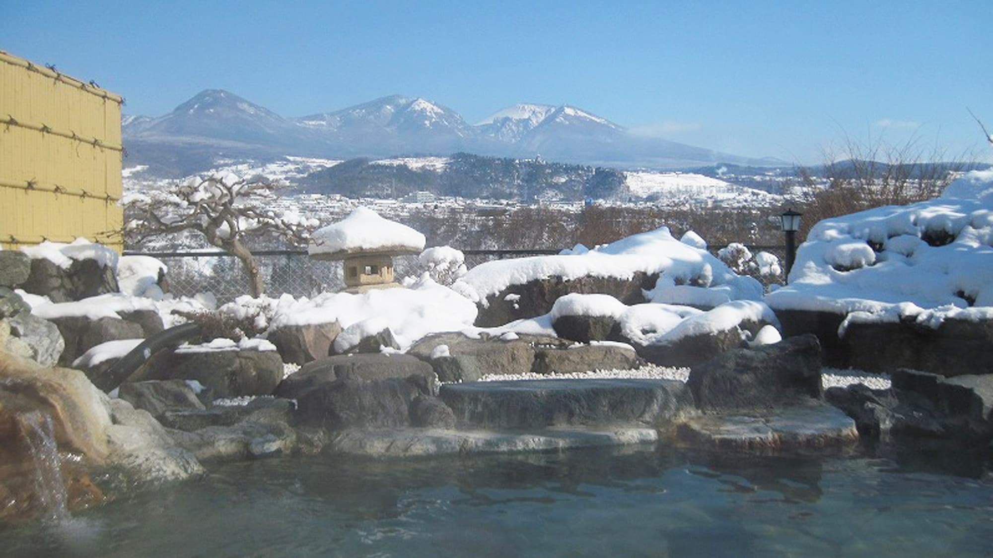 *[Open-air bath (winter)] Enjoy the free-flowing Nunobiki hot spring water that will warm you to the core.
