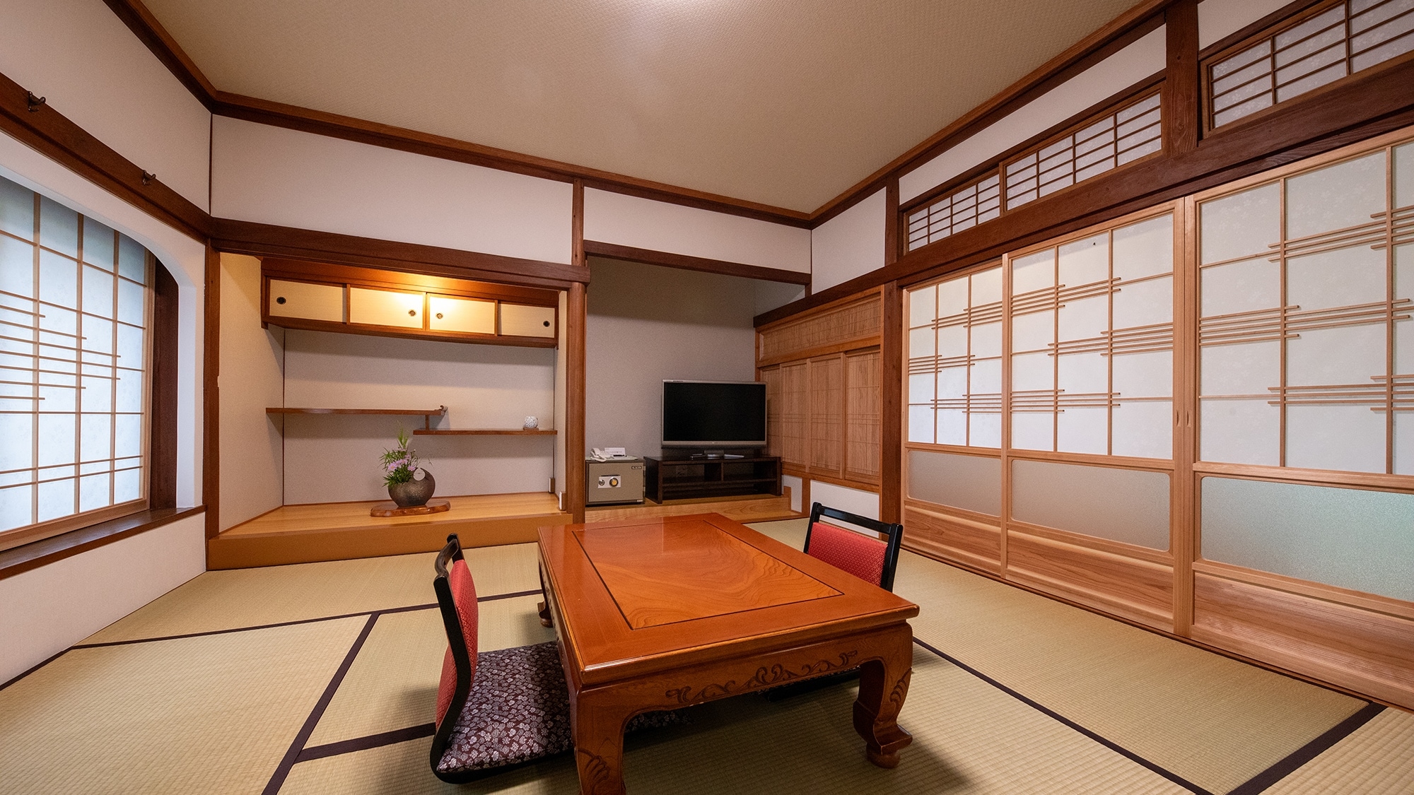[Sakura] Main house guest room 2nd floor_8 tatami mat Western-style room + 8 tatami mat Japanese-style room. Wrapped in light-filled shoji screens and the comfortable feel of tatami mats.