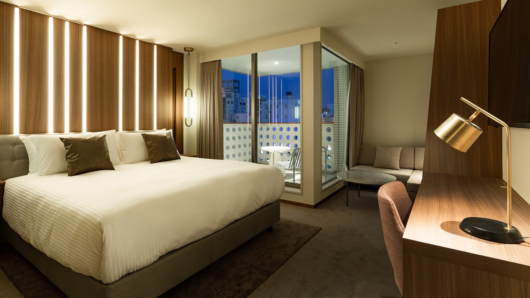 [Phòng] Deluxe King Riverside có ban công (ví dụ)