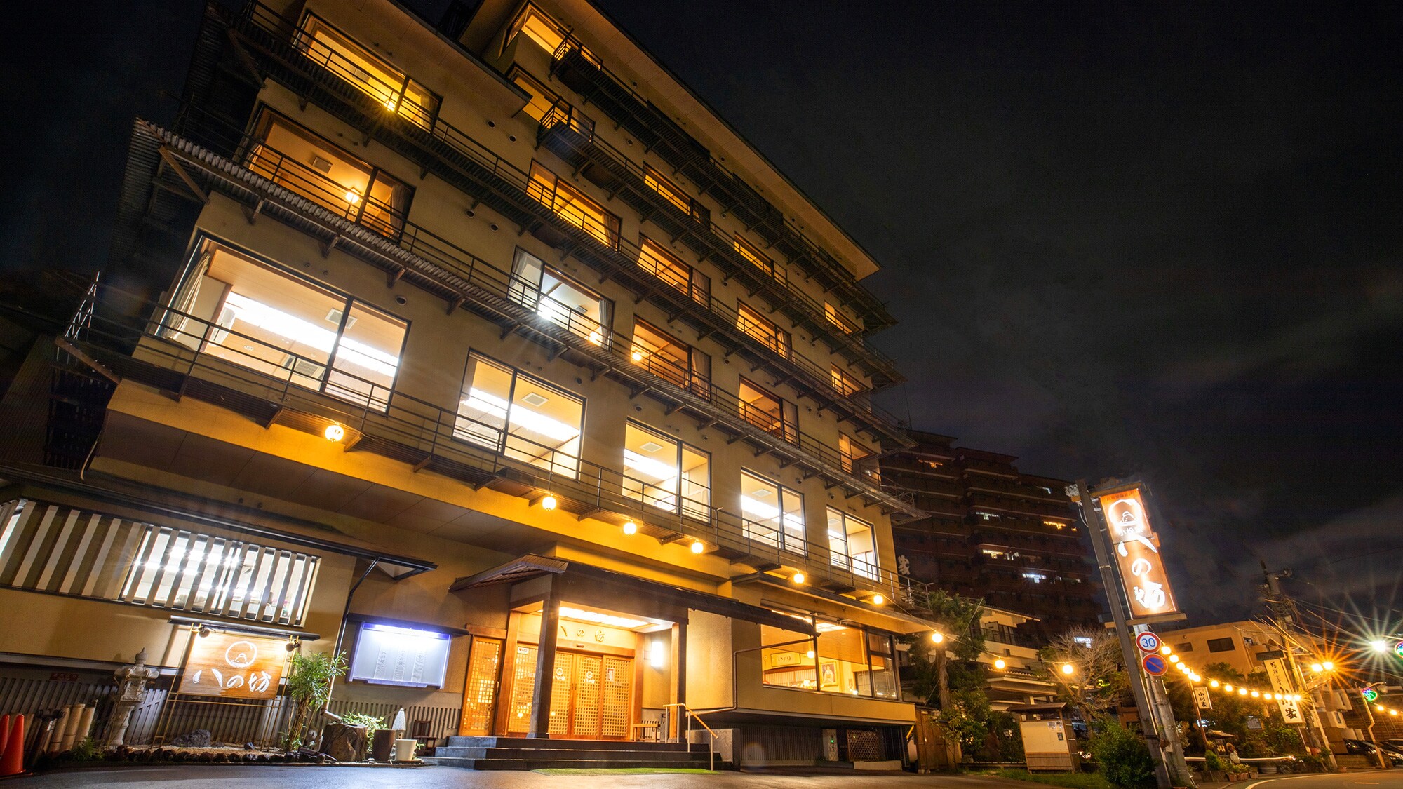 [Pemandangan malam eksterior] Hotel ini terletak menghadap pusat kota Izunagaoka Onsen.