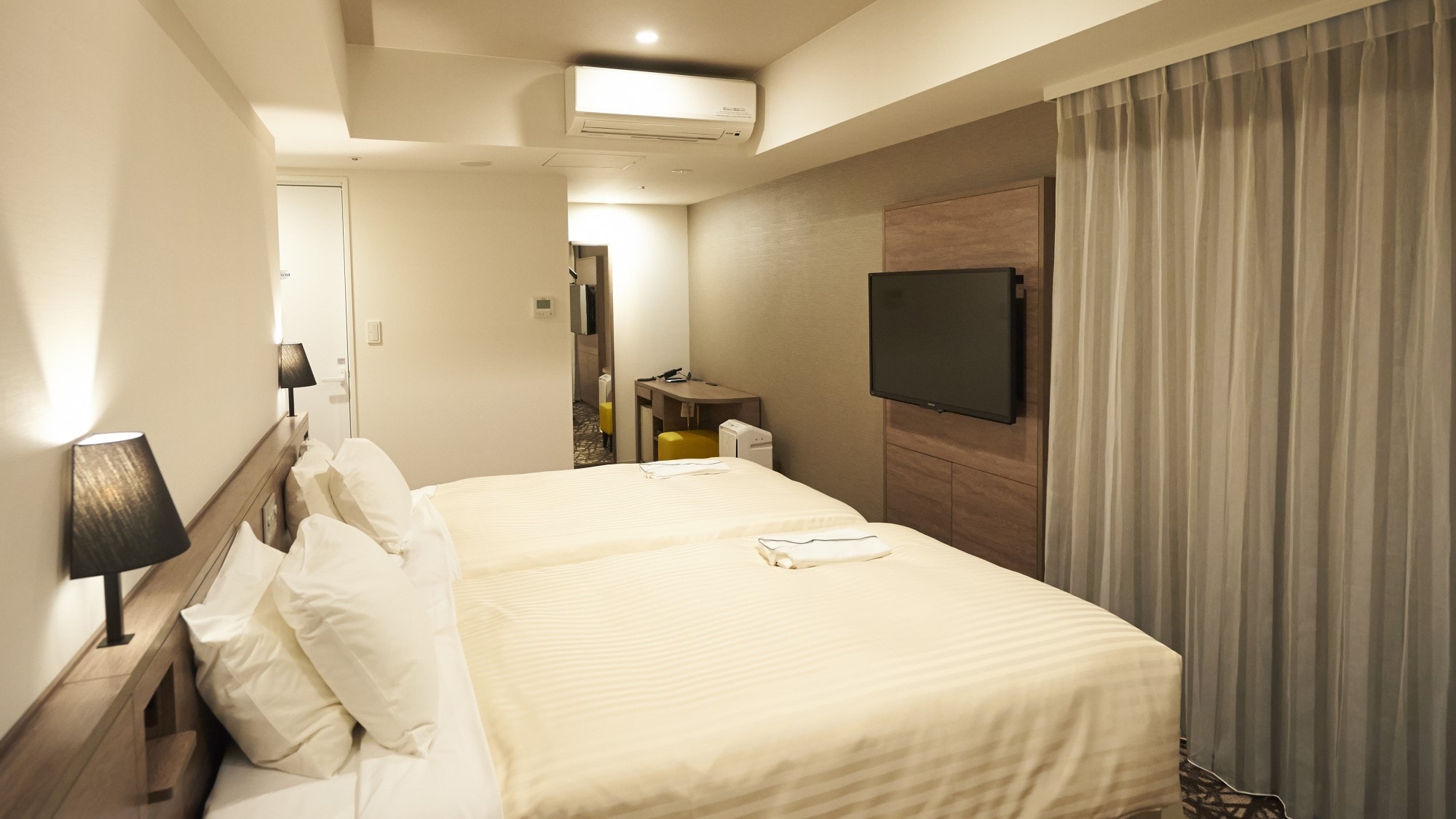 [Premium Twin Room ②] 23.5㎡ / 2 Simmons semi-double beds (width 120cm)