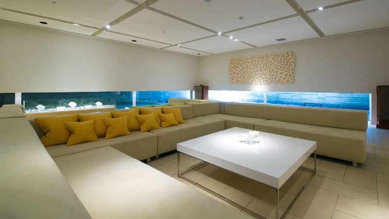 [Lounge KOMOREBI] This is the only public space in the building, and is an open lounge decorated in white.