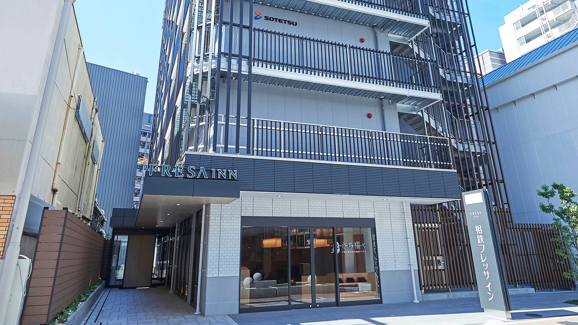 ・【外觀】JR三宮站、神戶三宮站各私鐵線步行5分鐘以內,交通便利