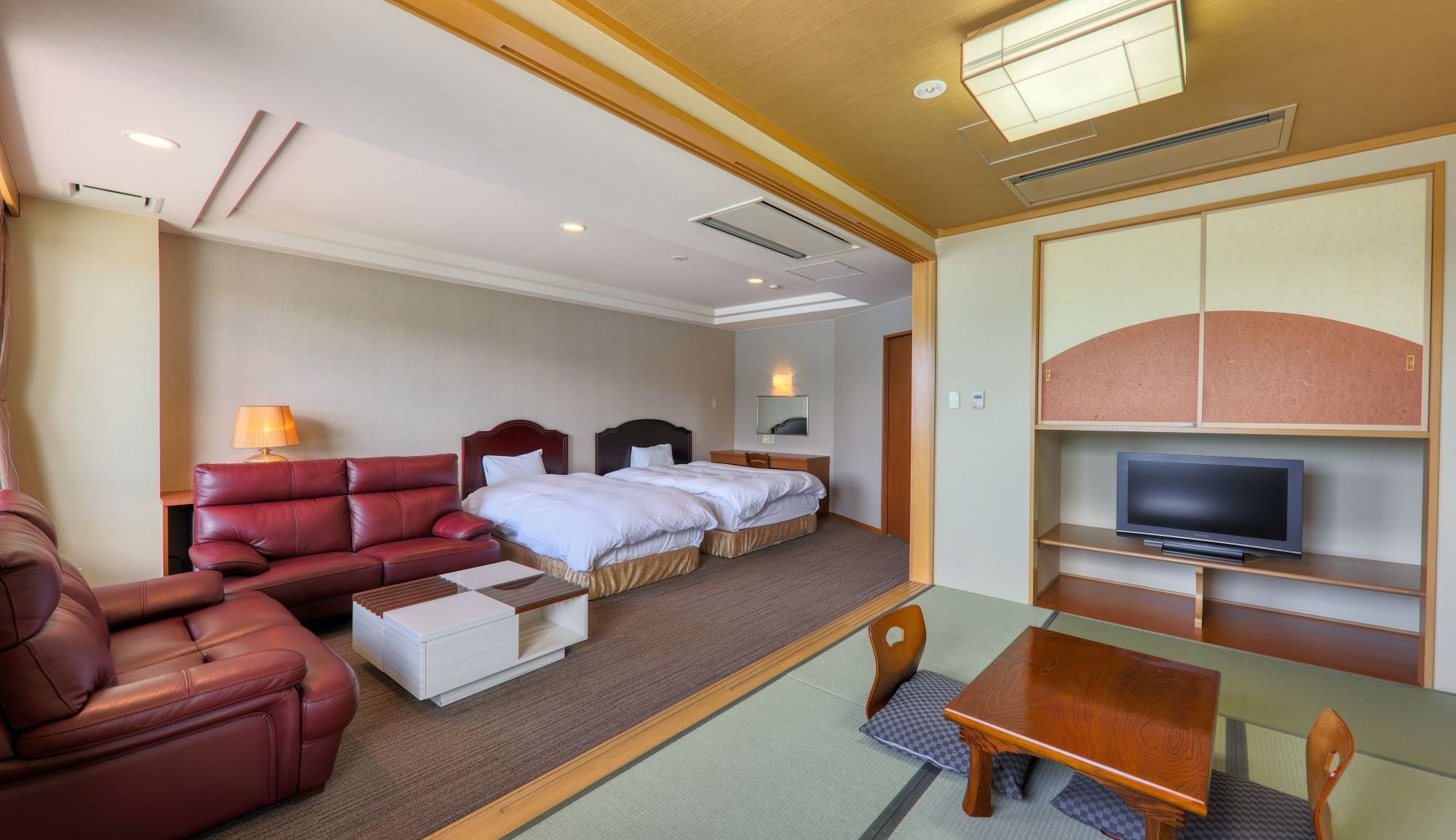 [Junior Suite] Spacious Japanese-Western style room of 50 square meters. For your family or group.