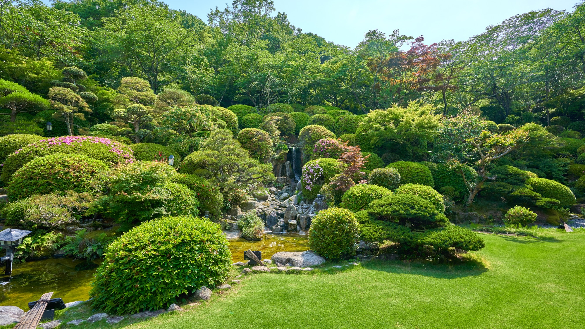  A Japanese garden that looks like a painting spreads out in front of you.