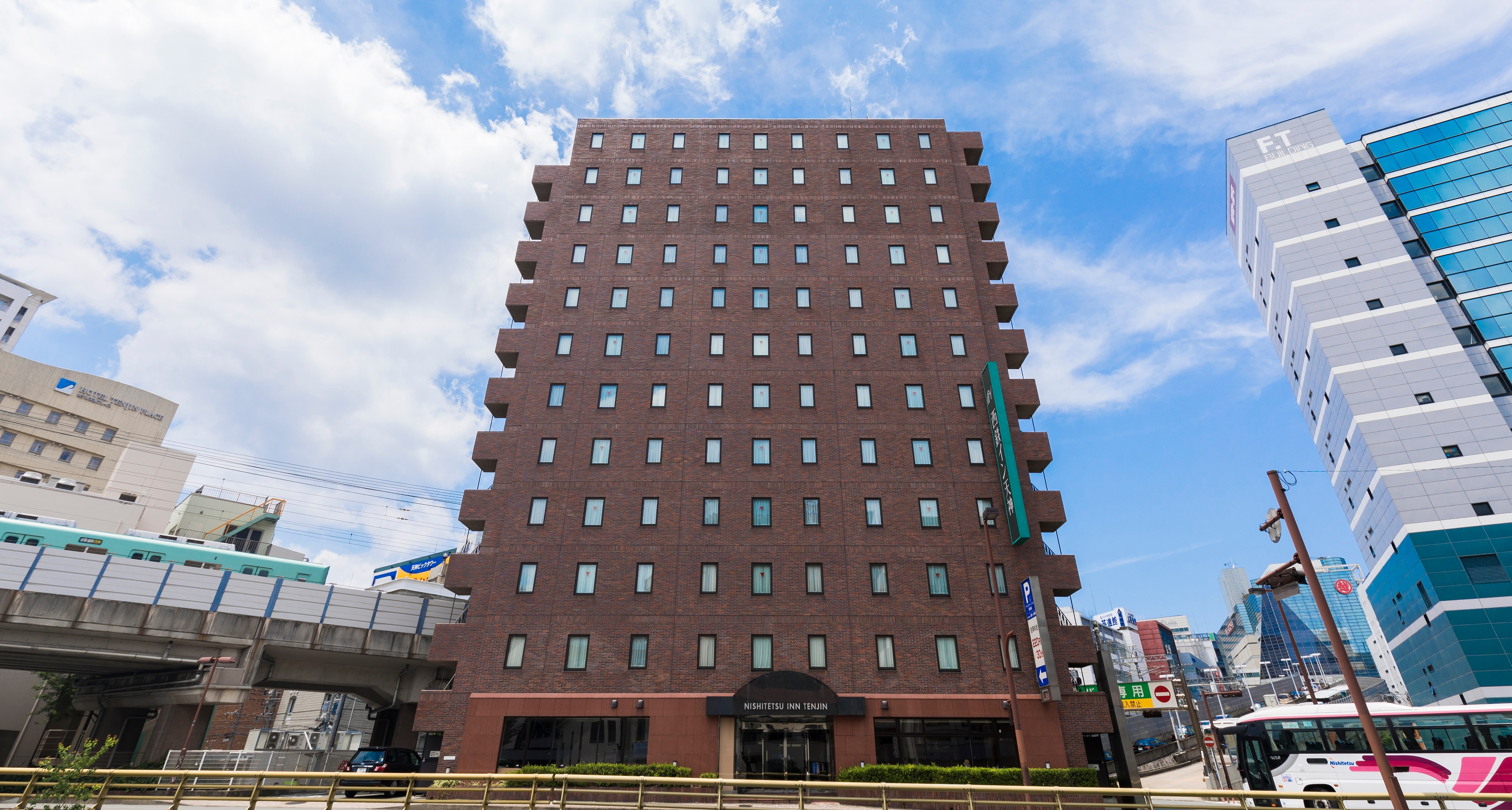 正面から見た外観