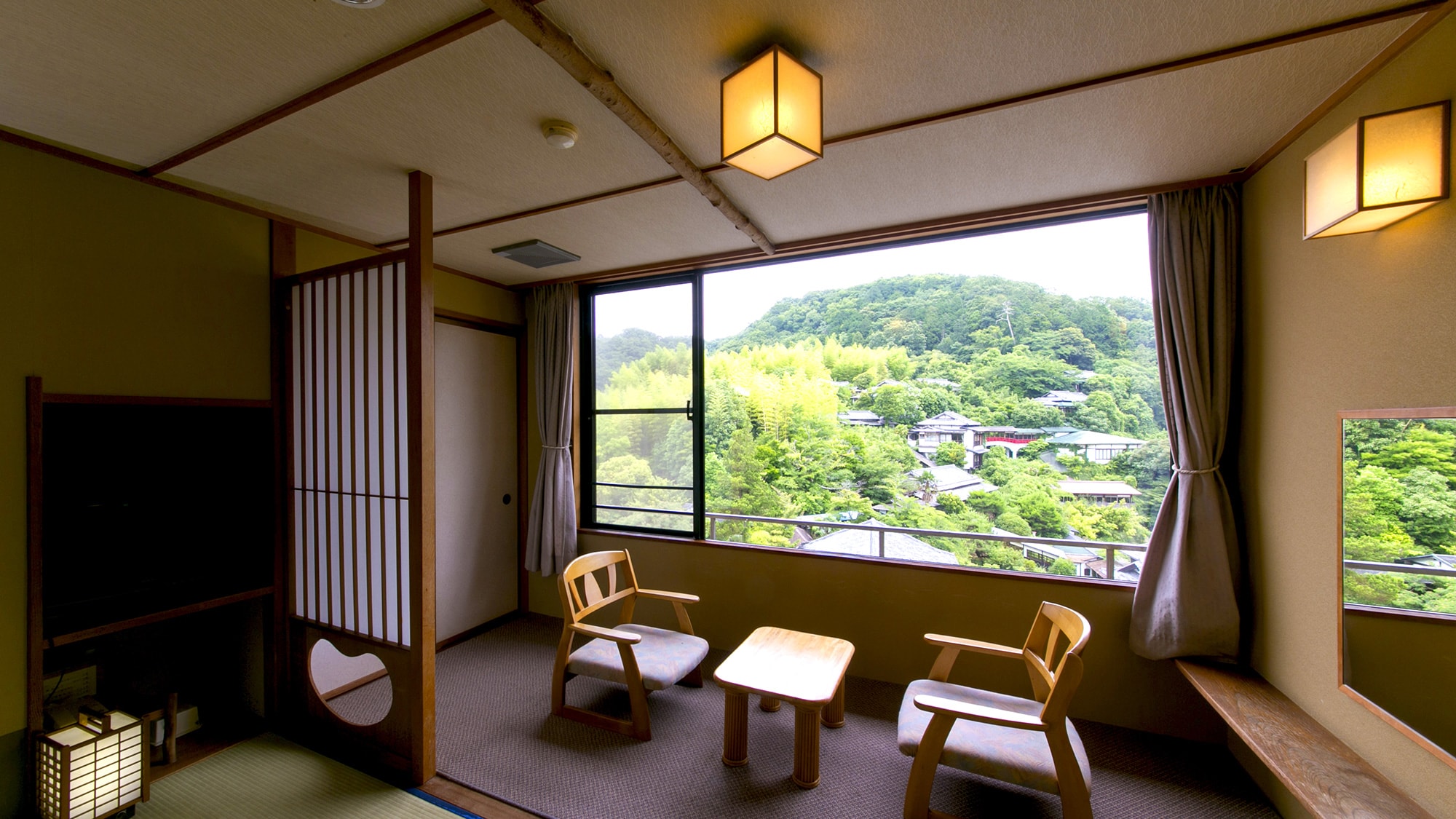 [Kamar bergaya Jepang seluas 12,5 tatami yang menghadap Gunung Genji] Anda dapat menikmati pemandangan Gunung Genji dari jendela.