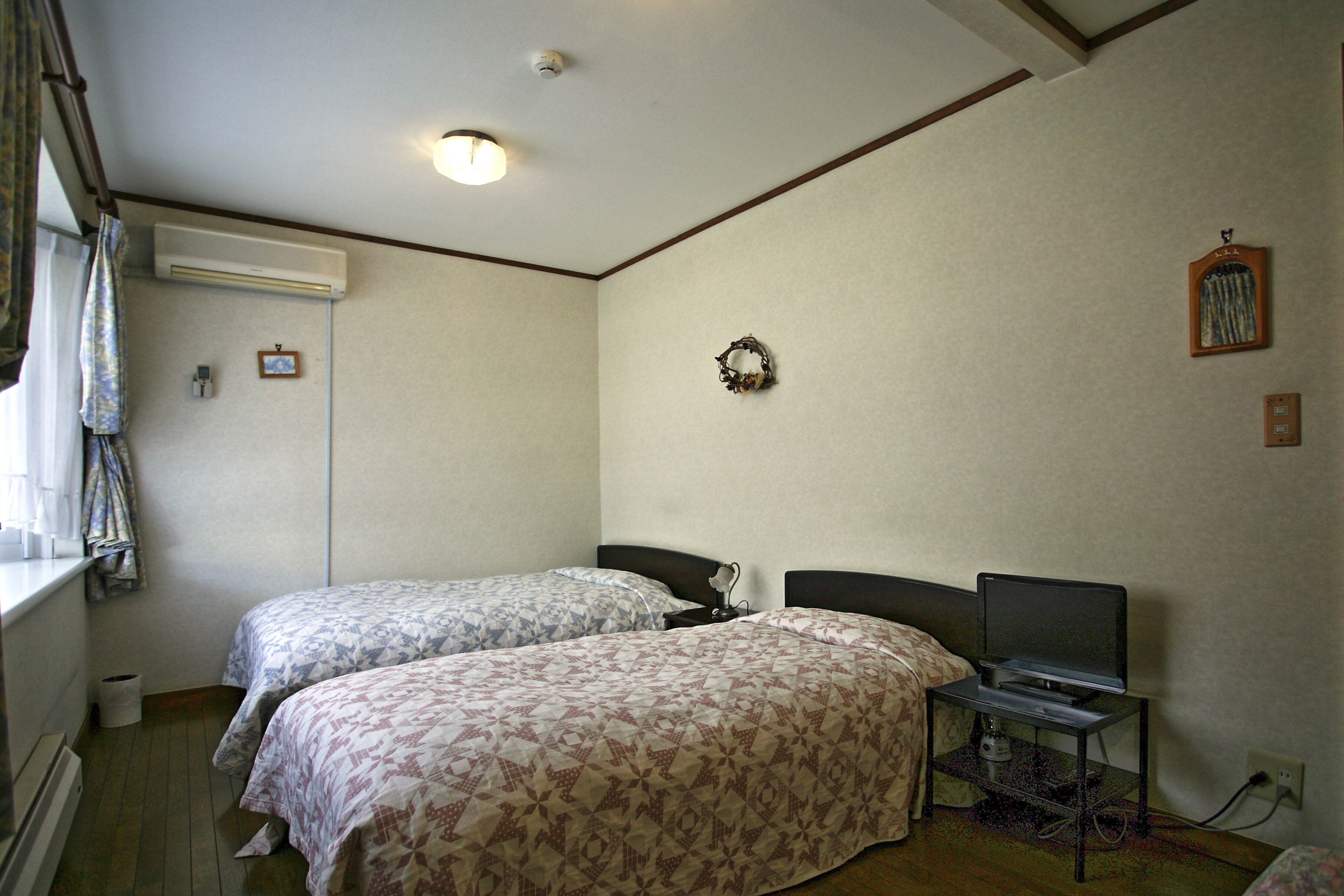 Bright twin room with bay window