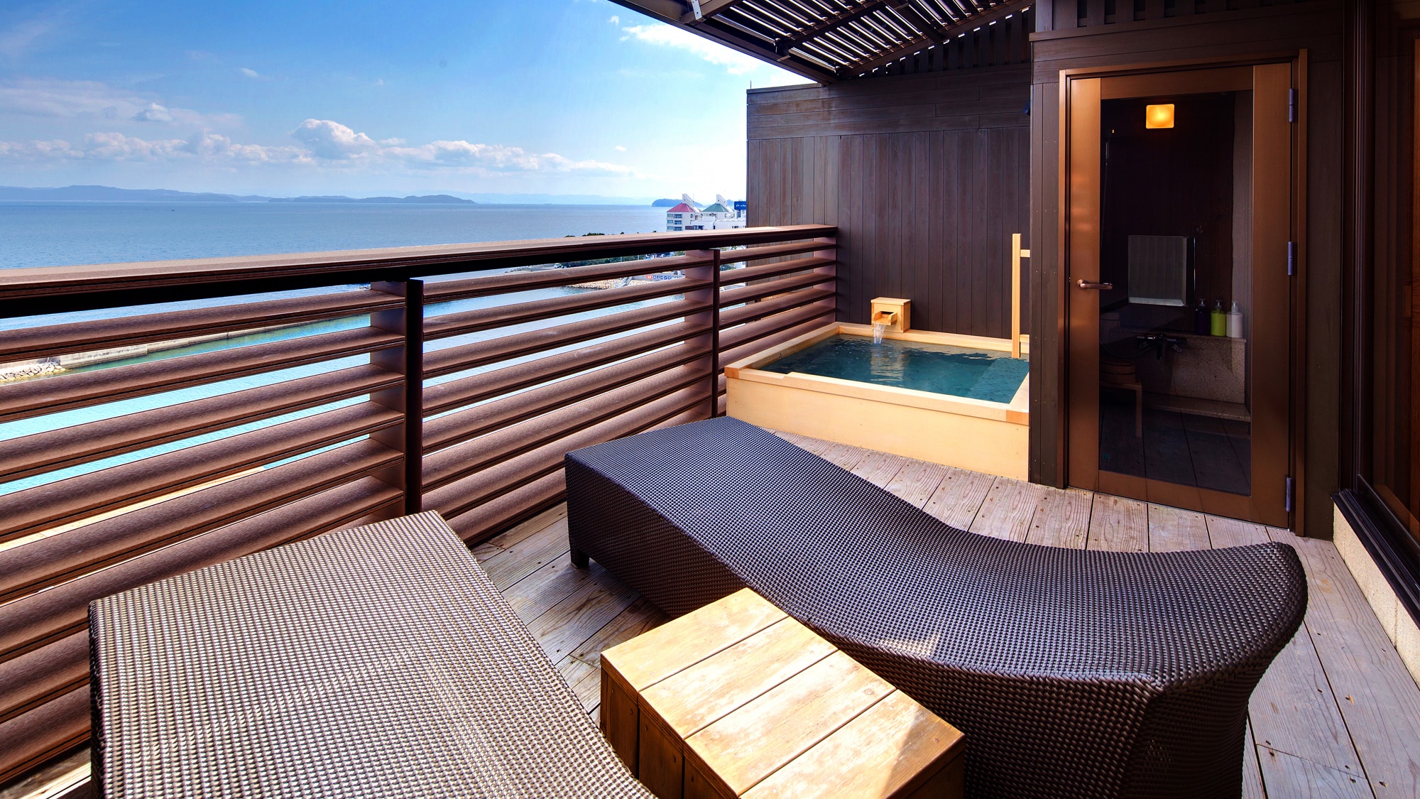[Special floor "Riraku" Western-style room with open-air bath]