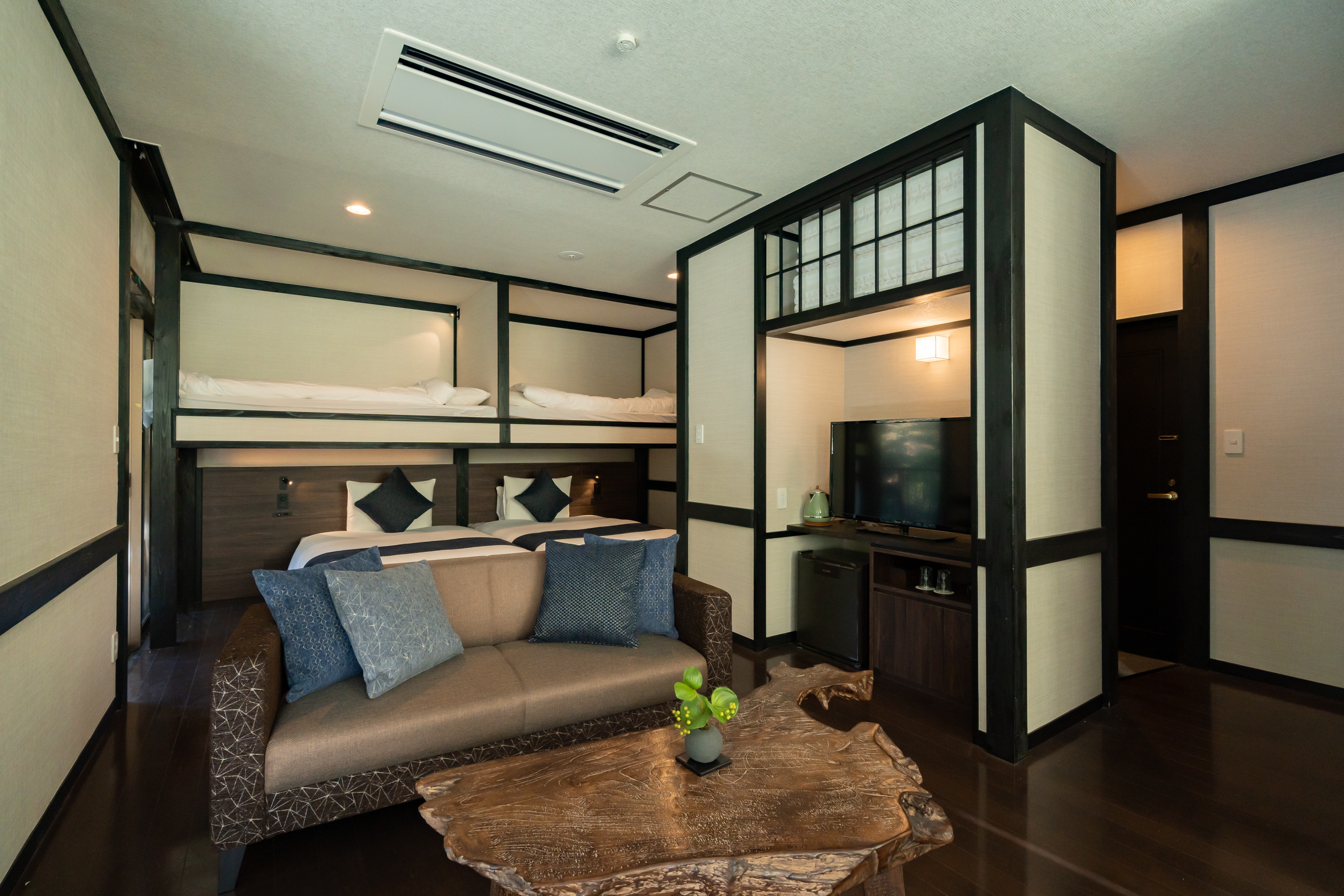 Room 6 / Room6